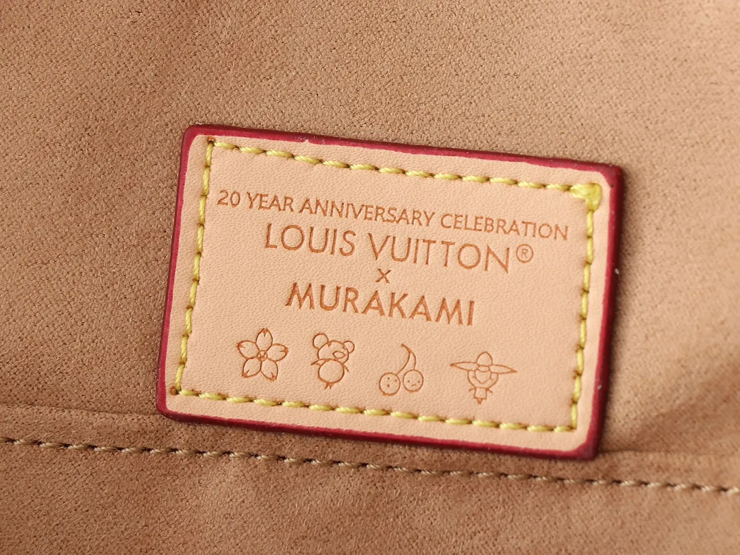 💰300💰Upgraded from the original M13078 M53152. This Alma BB handbag exudes the cheerful style of the Louis Vuitton x Murakami collaboration series, cleverly recalling the Art Deco design of the 1930s. Monogram coated canvas renders Murakami's playful tones, while classic calfskin touches the Toron handle, base, detachable shoulder strap and LV x TM key holder. 17.5 x 11.5 x 23.5 cm (height x width x length)