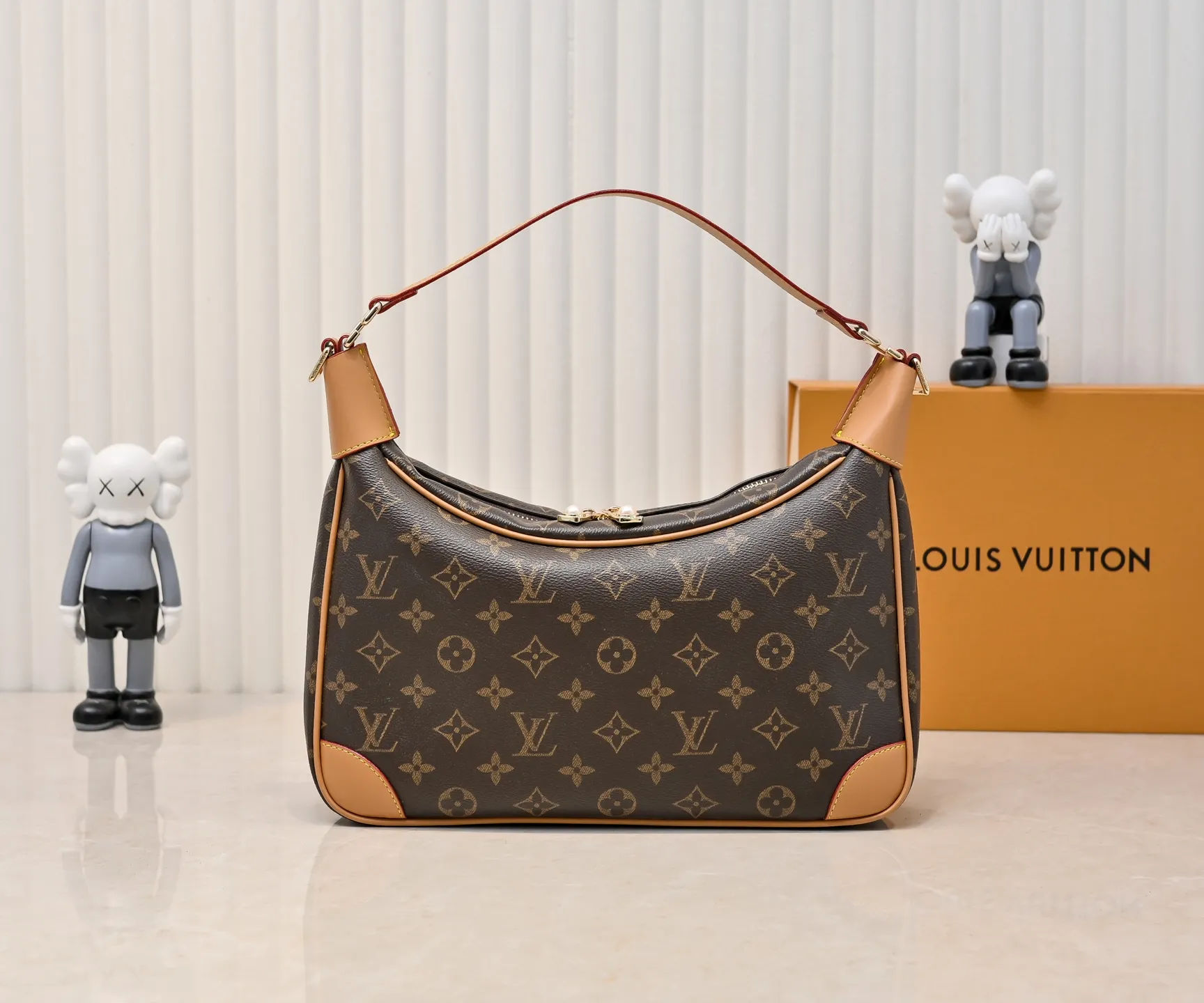 Batch 280💰Upgraded original version M14196 Presbyopia Unisex 2025 Early Spring Soft Leather Series Horn HoboLV croissant bag has always been a classic in the fashion industry, and the medieval LV cross-body shoulder bag is even more popular! This bag not only has the unique charm of the LV brand, but also allows you to walk with fashion and become your best matching weapon! The advantage of the second-hand LV cross-body shoulder bag lies in its quality and sense of history. After the baptism of time, it becomes even more unique and charming. Whether going to work, shopping or attending a party, this bag can easily hold up to various occasions. Its design is simple and elegant, and it can show your fashion taste with any clothing. Dimensions length, height and width: 31✘23✘6cm