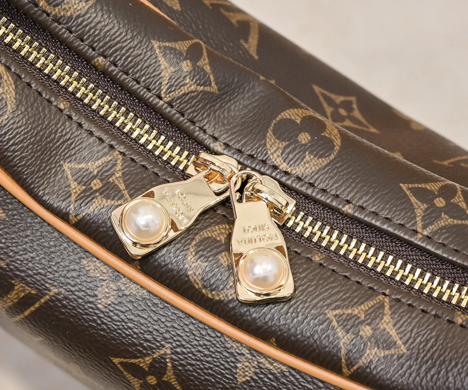 Batch 280💰Upgraded original version M14196 Presbyopia Unisex 2025 Early Spring Soft Leather Series Horn HoboLV croissant bag has always been a classic in the fashion industry, and the medieval LV cross-body shoulder bag is even more popular! This bag not only has the unique charm of the LV brand, but also allows you to walk with fashion and become your best matching weapon! The advantage of the second-hand LV cross-body shoulder bag lies in its quality and sense of history. After the baptism of time, it becomes even more unique and charming. Whether going to work, shopping or attending a party, this bag can easily hold up to various occasions. Its design is simple and elegant, and it can show your fashion taste with any clothing. Dimensions length, height and width: 31✘23✘6cm