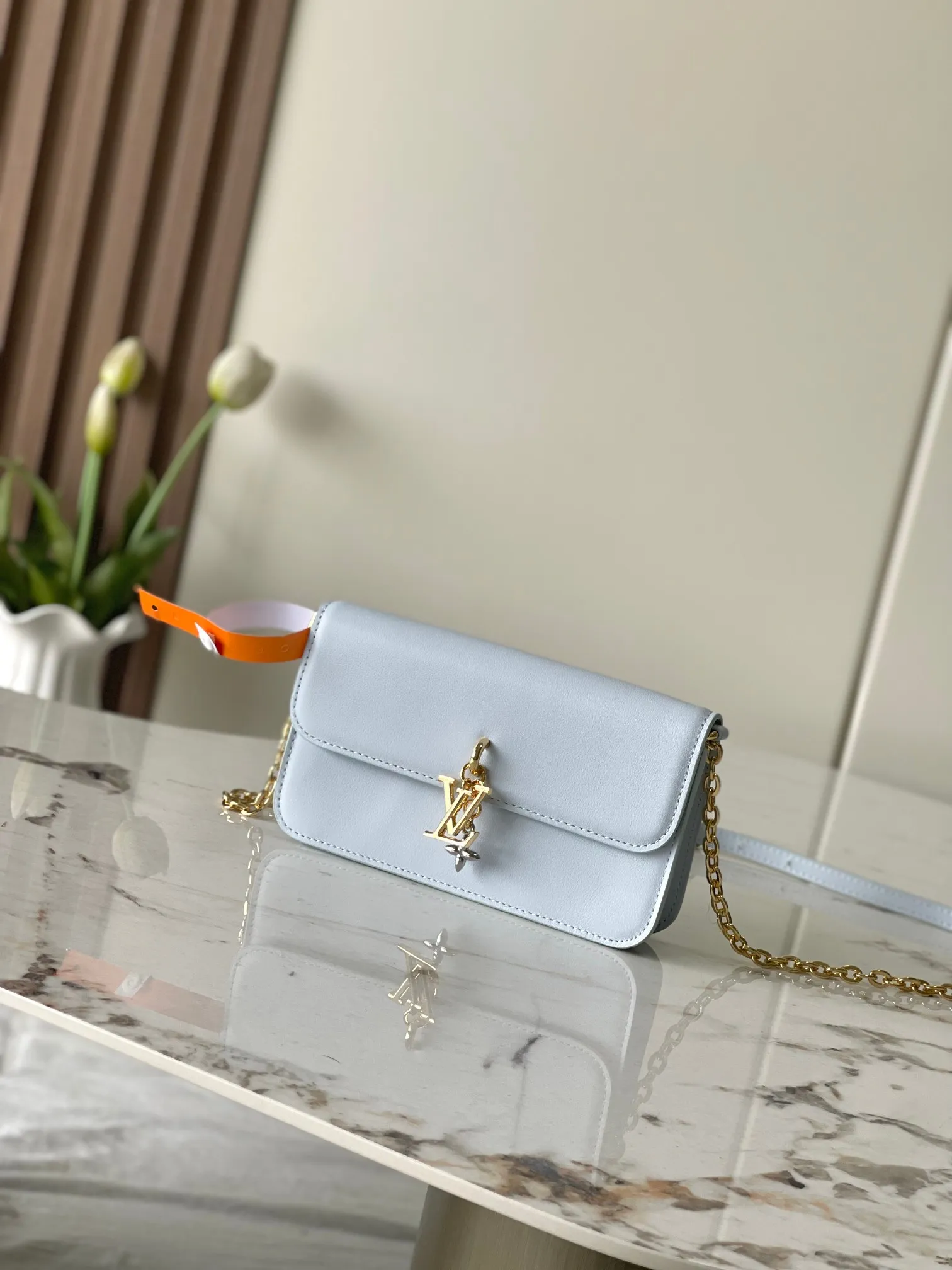 💰860 (top layer leather) top original single 163c01 chip M14564 black M14547 blue M14581 apricot M14548 rose authentic development This Wallet On Chain handbag comes from Louis Vuitton's LV Bloom series. It is cut from cow leather in a fashionable and practical configuration. It's decorated with embellishments inspired by the brand's iconic Monogram pattern. There's plenty of space to store a smartphone, and contrasting metal hardware adds an elegant touch. Dimensions: 11.5 x 4 x 20 cm (H x W x Length)