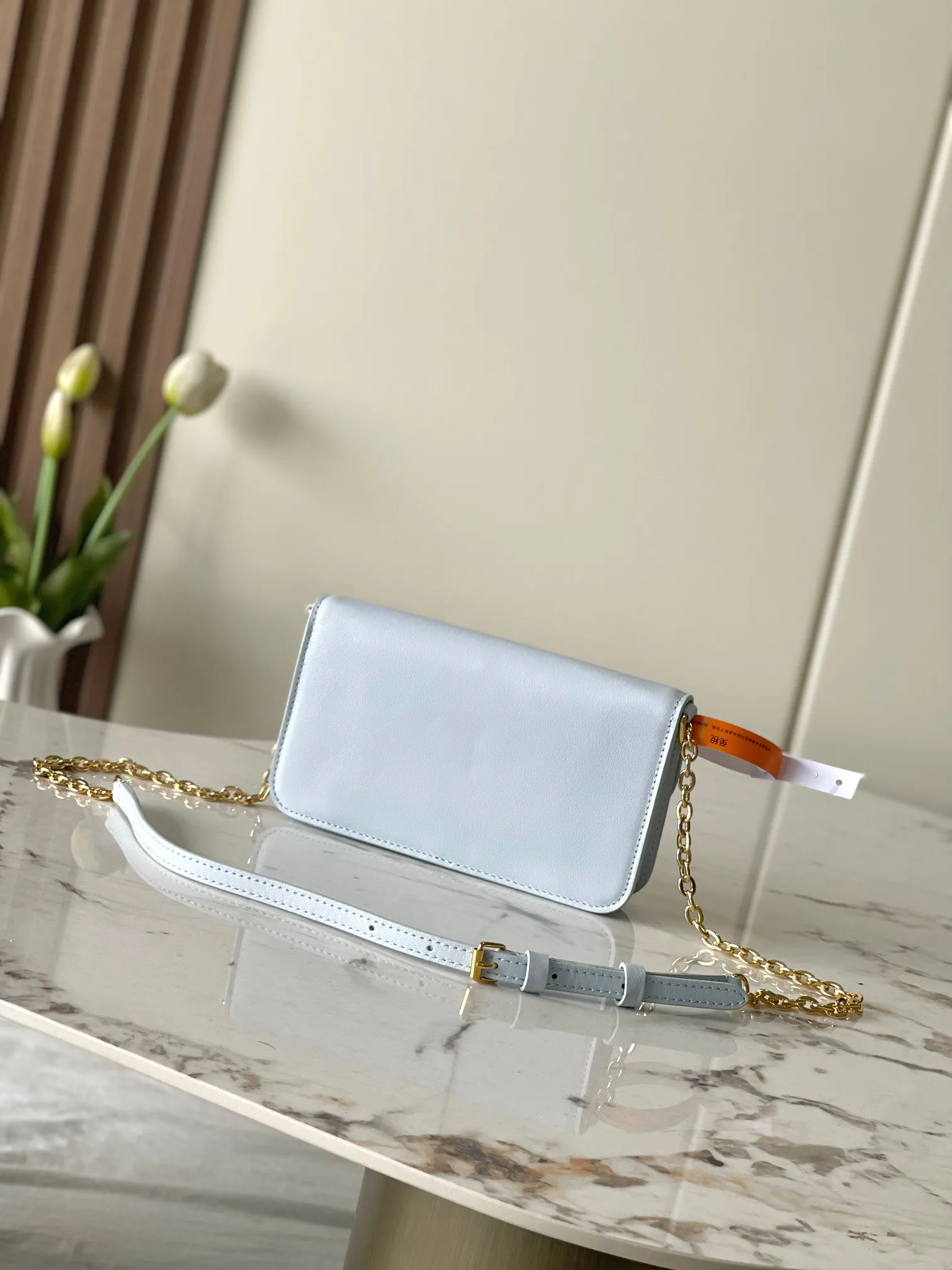 💰860 (top layer leather) top original single 163c01 chip M14564 black M14547 blue M14581 apricot M14548 rose authentic development This Wallet On Chain handbag comes from Louis Vuitton's LV Bloom series. It is cut from cow leather in a fashionable and practical configuration. It's decorated with embellishments inspired by the brand's iconic Monogram pattern. There's plenty of space to store a smartphone, and contrasting metal hardware adds an elegant touch. Dimensions: 11.5 x 4 x 20 cm (H x W x Length)