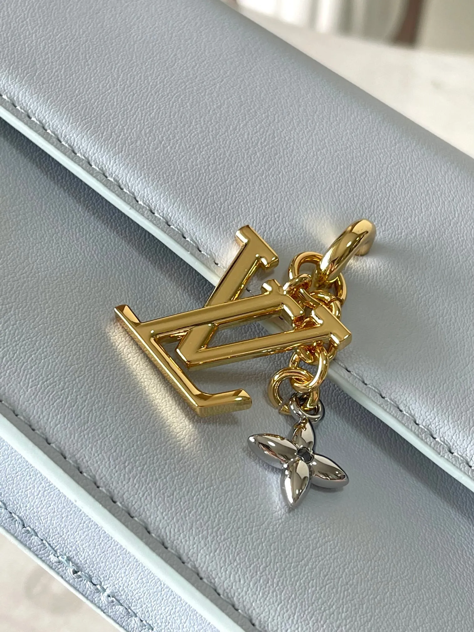 💰860 (top layer leather) top original single 163c01 chip M14564 black M14547 blue M14581 apricot M14548 rose authentic development This Wallet On Chain handbag comes from Louis Vuitton's LV Bloom series. It is cut from cow leather in a fashionable and practical configuration. It's decorated with embellishments inspired by the brand's iconic Monogram pattern. There's plenty of space to store a smartphone, and contrasting metal hardware adds an elegant touch. Dimensions: 11.5 x 4 x 20 cm (H x W x Length)