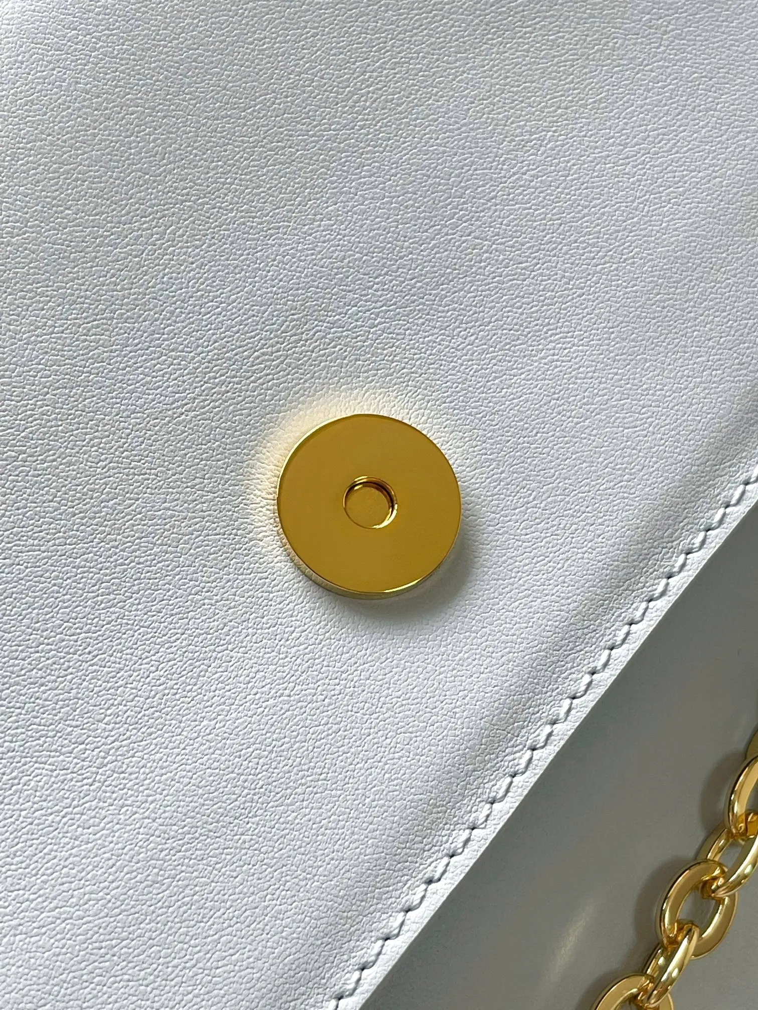 💰860 (top layer leather) top original single 163c01 chip M14564 black M14547 blue M14581 apricot M14548 rose authentic development This Wallet On Chain handbag comes from Louis Vuitton's LV Bloom series. It is cut from cow leather in a fashionable and practical configuration. It's decorated with embellishments inspired by the brand's iconic Monogram pattern. There's plenty of space to store a smartphone, and contrasting metal hardware adds an elegant touch. Dimensions: 11.5 x 4 x 20 cm (H x W x Length)