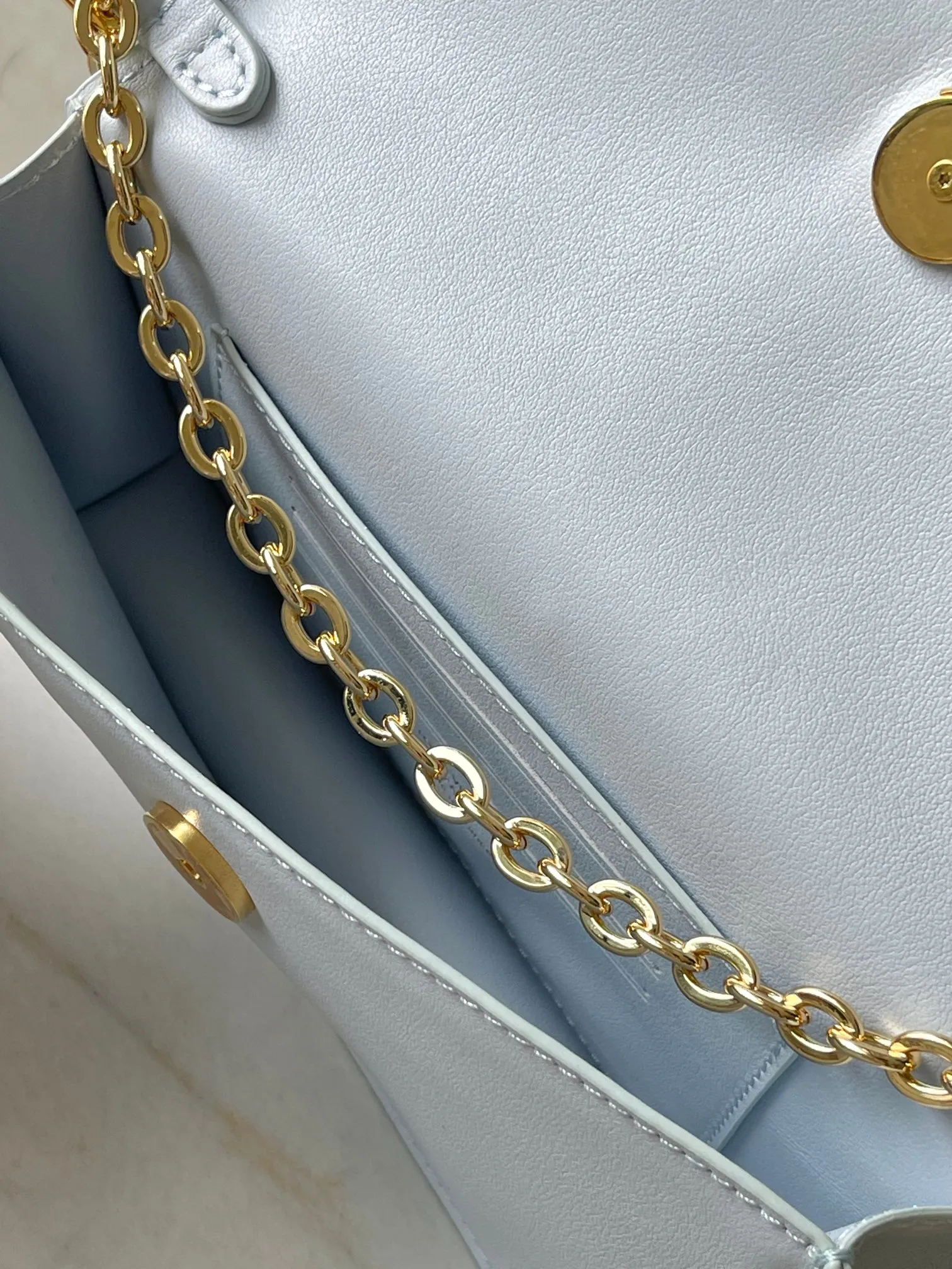 💰860 (top layer leather) top original single 163c01 chip M14564 black M14547 blue M14581 apricot M14548 rose authentic development This Wallet On Chain handbag comes from Louis Vuitton's LV Bloom series. It is cut from cow leather in a fashionable and practical configuration. It's decorated with embellishments inspired by the brand's iconic Monogram pattern. There's plenty of space to store a smartphone, and contrasting metal hardware adds an elegant touch. Dimensions: 11.5 x 4 x 20 cm (H x W x Length)