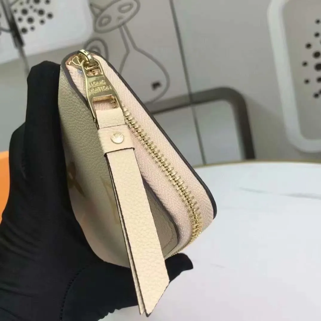 P140, 80402 Actual photo By The Pool series zipper wallet is made of Monogram Empreinte leather, reinterpreting Louis Vuitton's classic zipper wallet, embellished with a low-key gradient Monogram embossed pattern. The 2021 summer collection includes accessories, leather goods and fashion. This special edition wallet is loved for its stylish, practical and all-in-one design. 19.5 x 10.5 x 2.5 cm