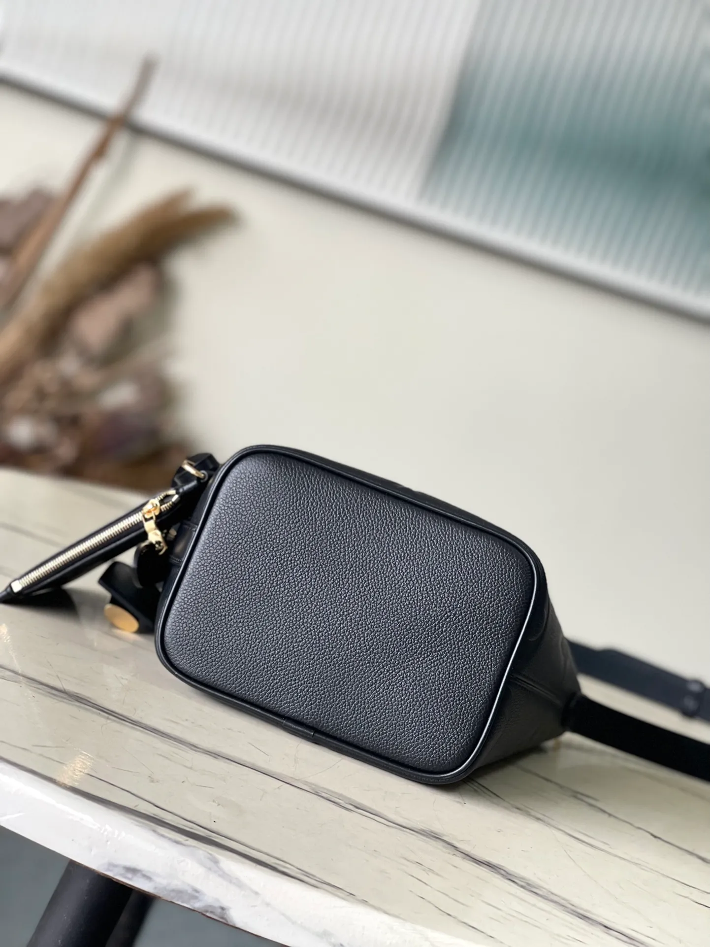 💰980 (top-grain leather) top original order M13480 black This AlInBB handbag integrates modern design concepts into elegant wheels and ample space. Monogram Empreinte leather craftsmanship creates a simple bucket bag structure, the iconic nameplate and metal padlock highlight the exquisite details, and the adjustable handle pays homage to the brand's trunk-making heritage. Dimensions: 16 × 18 × 12 cm