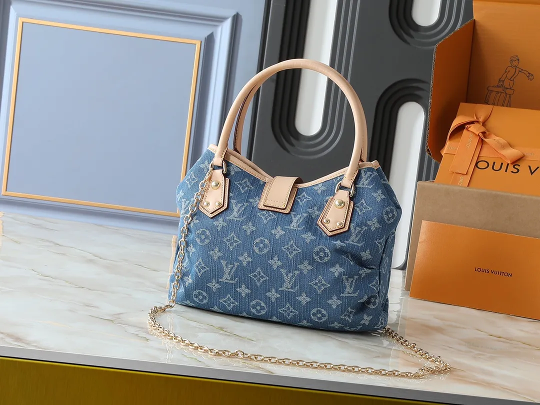 💰280💰Upgraded original version M95020 denim denim grandly launches the latest and most popular market exclusive and fastest denim. The original production details can be compared, original leather, and original hardware customization! Denim elements, a must-have fashion item in summer, will never go out of style, and no matter how you pair them with them, they look stylish and invincible! Dimensions: 26.0 x 19.0 x 13.0 cm