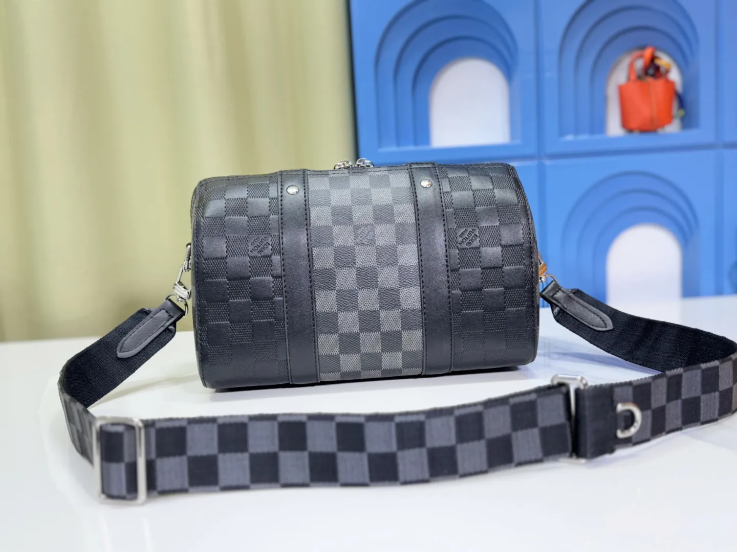 P260 Upgraded original [city keepall handbag] n40452 black grid (black pressed grid) This city keepall handbag combines damier infini embossed leather and damiergraphite canvas, focusing on the simple lines of the checkerboard pattern. The damier pattern adorns the wide jacquard shoulder straps, which feature the Louis Vuitton Paris logo diagonally. Dimensions: 27×17×13 cm
