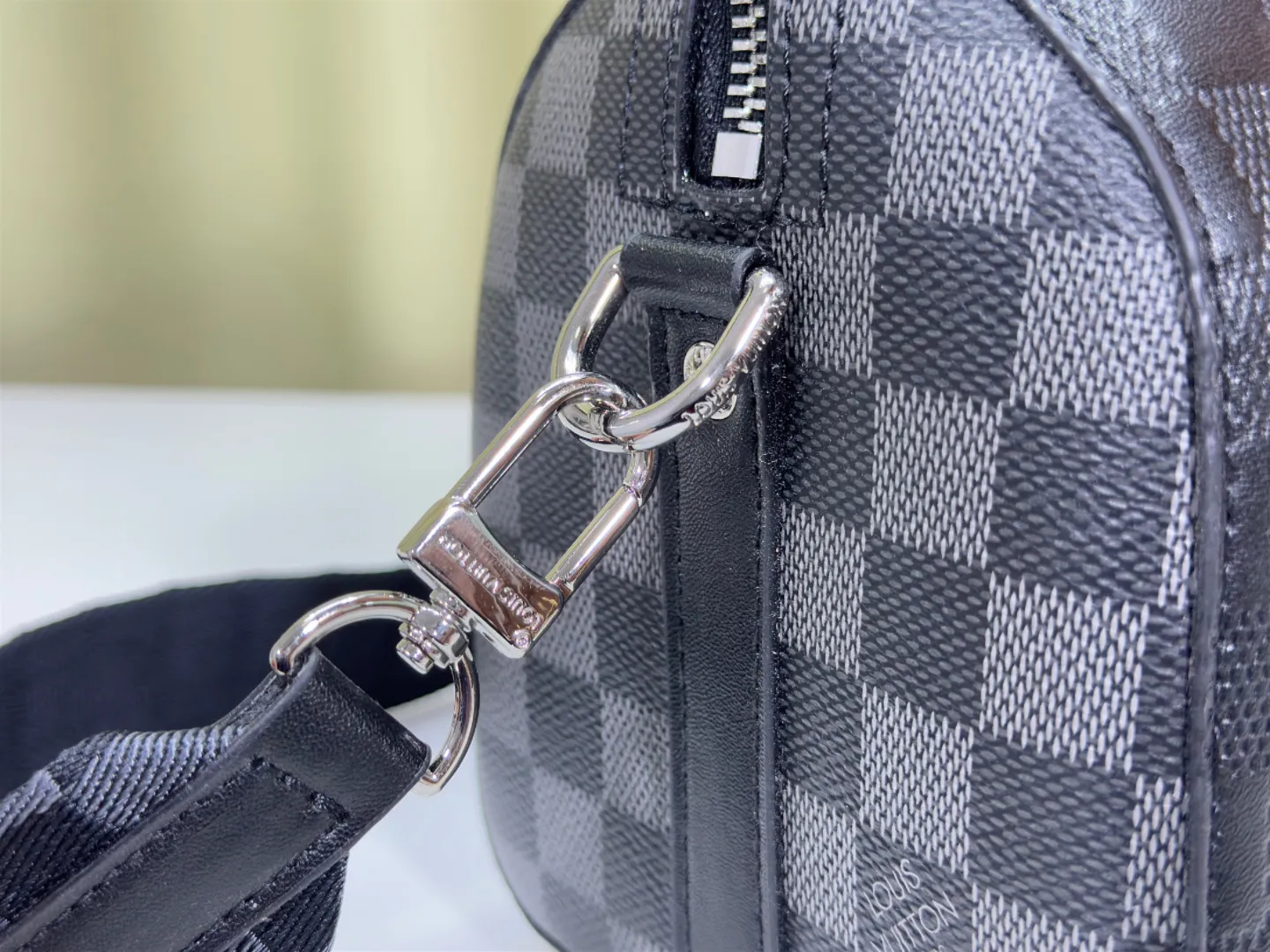 P260 Upgraded original [city keepall handbag] n40452 black grid (black pressed grid) This city keepall handbag combines damier infini embossed leather and damiergraphite canvas, focusing on the simple lines of the checkerboard pattern. The damier pattern adorns the wide jacquard shoulder straps, which feature the Louis Vuitton Paris logo diagonally. Dimensions: 27×17×13 cm
