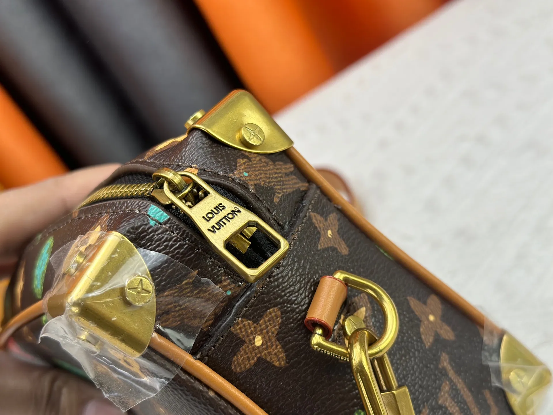 P220 Upgraded original M25132 black color M25132 white color M44480 M24581 green grid M23731 flame M22558 water droplet dark blue M23144 eyes M80892 colorful M69072 flower M44735 black flower M4448 presbyopia M68906 golden mouth M80159 doll M82008 animal pattern M80816 green flower M58906 embossed M45278 giraffe M60394 large grid M81936 polka dot M98903 crocodile pattern M82245 ostrich pattern M20557 cloud M80033 denim top original single Virgil Abloh presents Mini SOFT TRUNK chain bag for the 2019 spring and summer show, tell the story The fusion of Monogram Eclipse canvas and resin chain traces the brand's box-making heritage with an elegant yet tough temperament. Suitable for hand-carrying or shoulder-carrying.  18.5 x 13.0 x 8.0 cm (L x H x W) • Monogram Eclipse coated canvas • Textile lining • Cow leather trim • Metal hardware • External zip pocket • Internal patch pocket • Shoulder strap: non-detachable, adjustable • Half-length strap: 42.0 cm • Half-length strap adjustable to: 58.0 cm