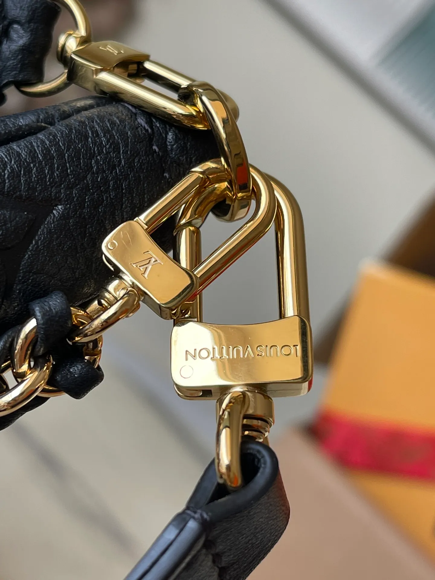 💰940 (top-grain leather) top original order M80399. Support counter inspection. Photos taken of duty-free goods are consistent with the product without unpacking. This product is an exclusive duty-free product in the market and is the highest-end product. Inspection is supported. This product has passed strict inspection and is flawless. Please wear gloves when touching the product. This product is not returnable or exchangeable. Please confirm the product first and then remove the label on the handle. This product is temporarily not open to the public, only regular customers, and is in short supply. Dimensions: 25 x 14.5 x 4.5 cm