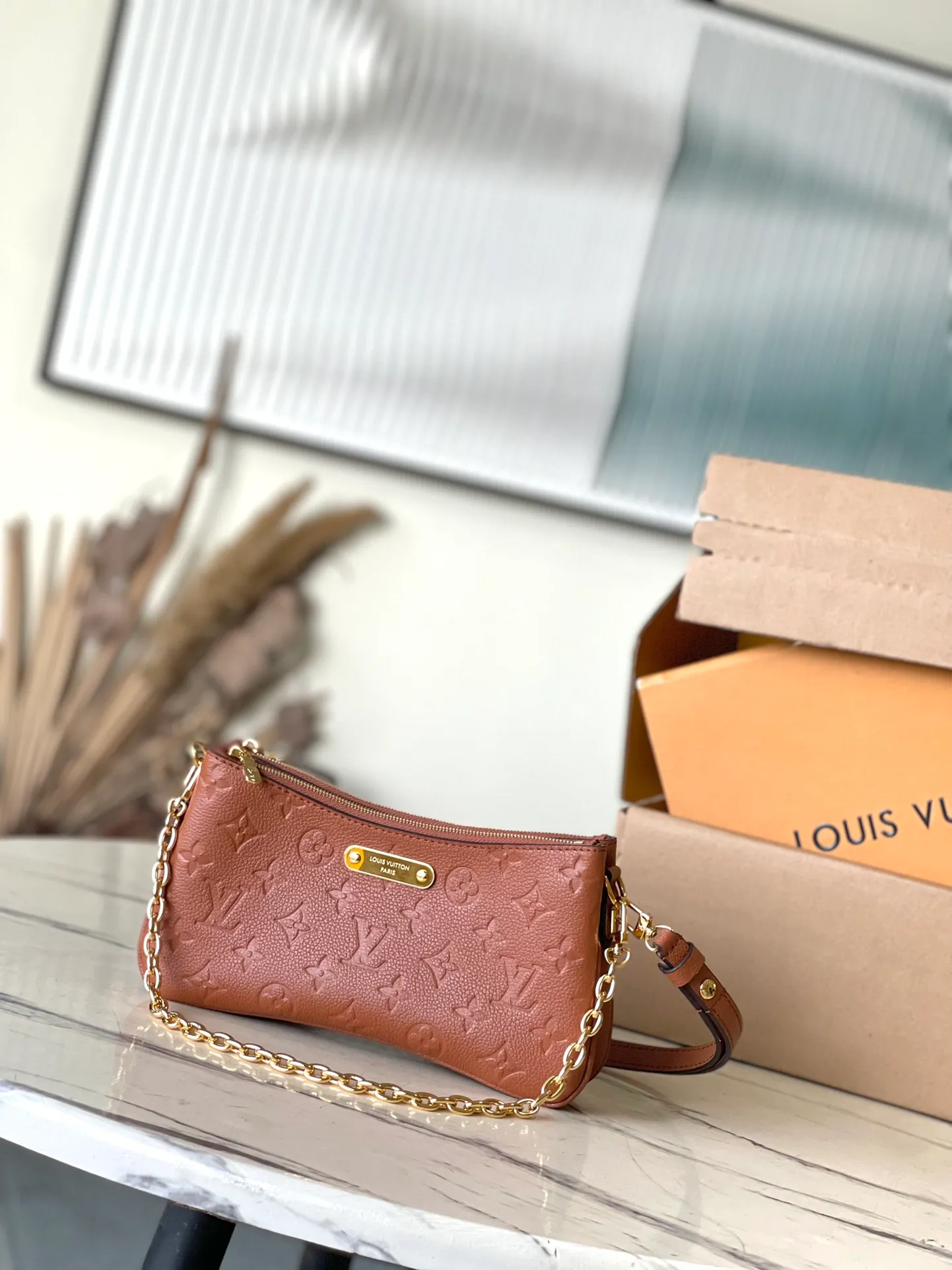 💰1000 (top layer leather) top quality original M11916 caramel color Monogram Empreinte leather Liv pochette that fits snugly on the arm. It comes with a removable gold-tone chain and a removable, adjustable double strap and is crafted from signature natural cowhide leather. A secure double zip closure and engraved gold plaque complete this stylish piece. size：24x13x6.5cm