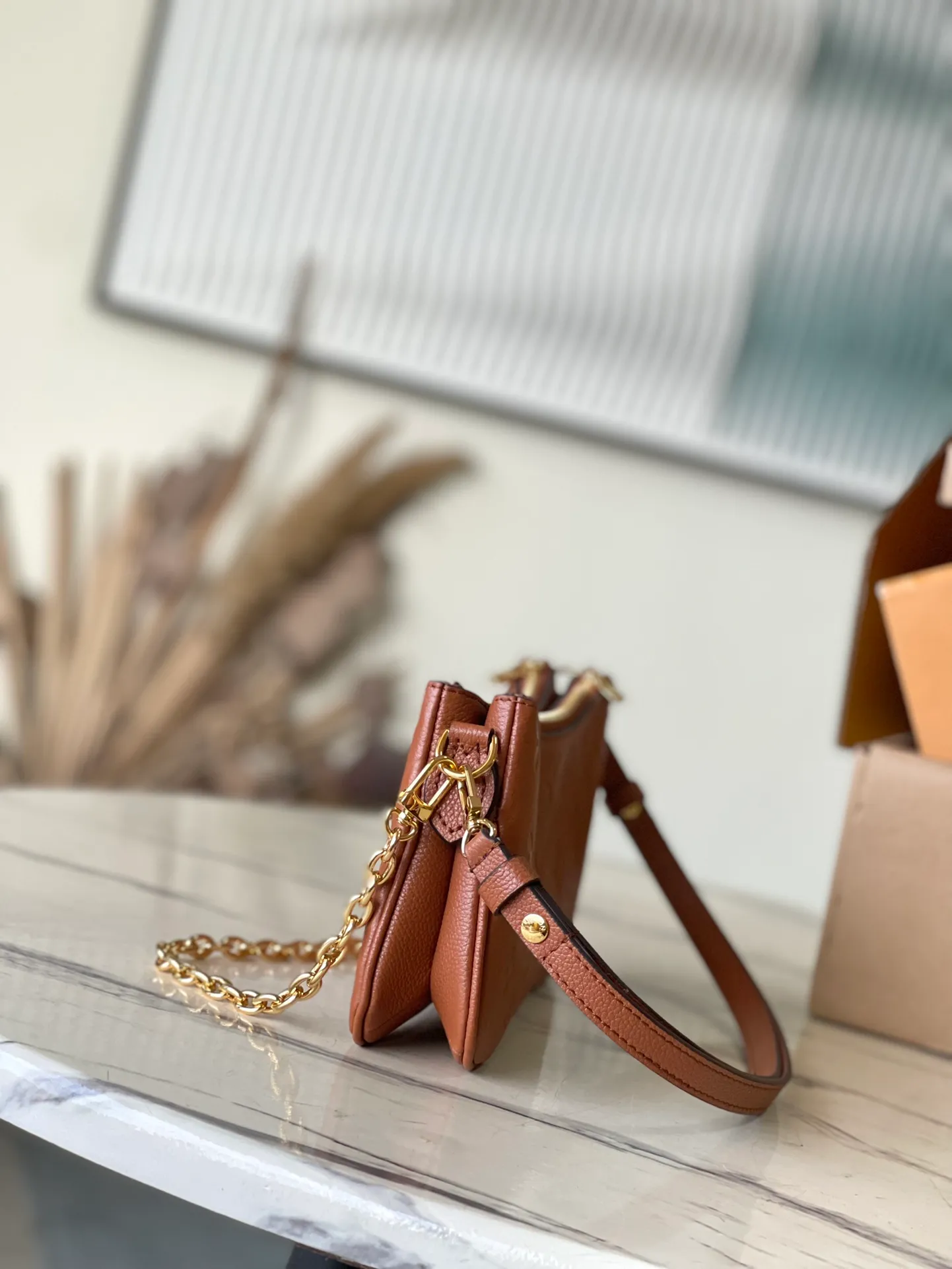 💰1000 (top layer leather) top quality original M11916 caramel color Monogram Empreinte leather Liv pochette that fits snugly on the arm. It comes with a removable gold-tone chain and a removable, adjustable double strap and is crafted from signature natural cowhide leather. A secure double zip closure and engraved gold plaque complete this stylish piece. size：24x13x6.5cm