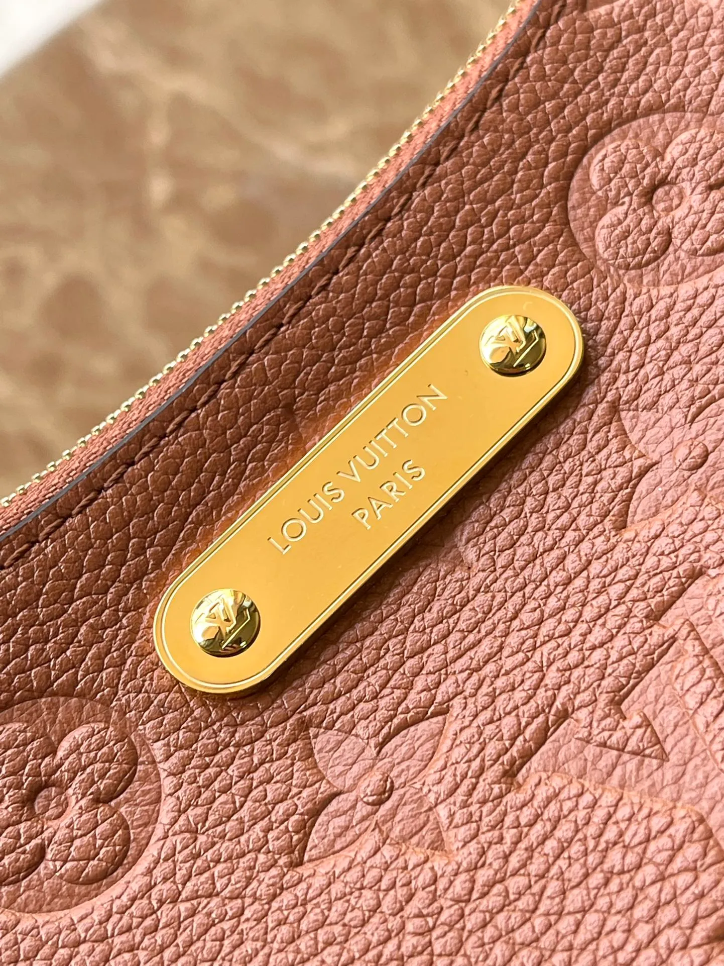 💰1000 (top layer leather) top quality original M11916 caramel color Monogram Empreinte leather Liv pochette that fits snugly on the arm. It comes with a removable gold-tone chain and a removable, adjustable double strap and is crafted from signature natural cowhide leather. A secure double zip closure and engraved gold plaque complete this stylish piece. size：24x13x6.5cm