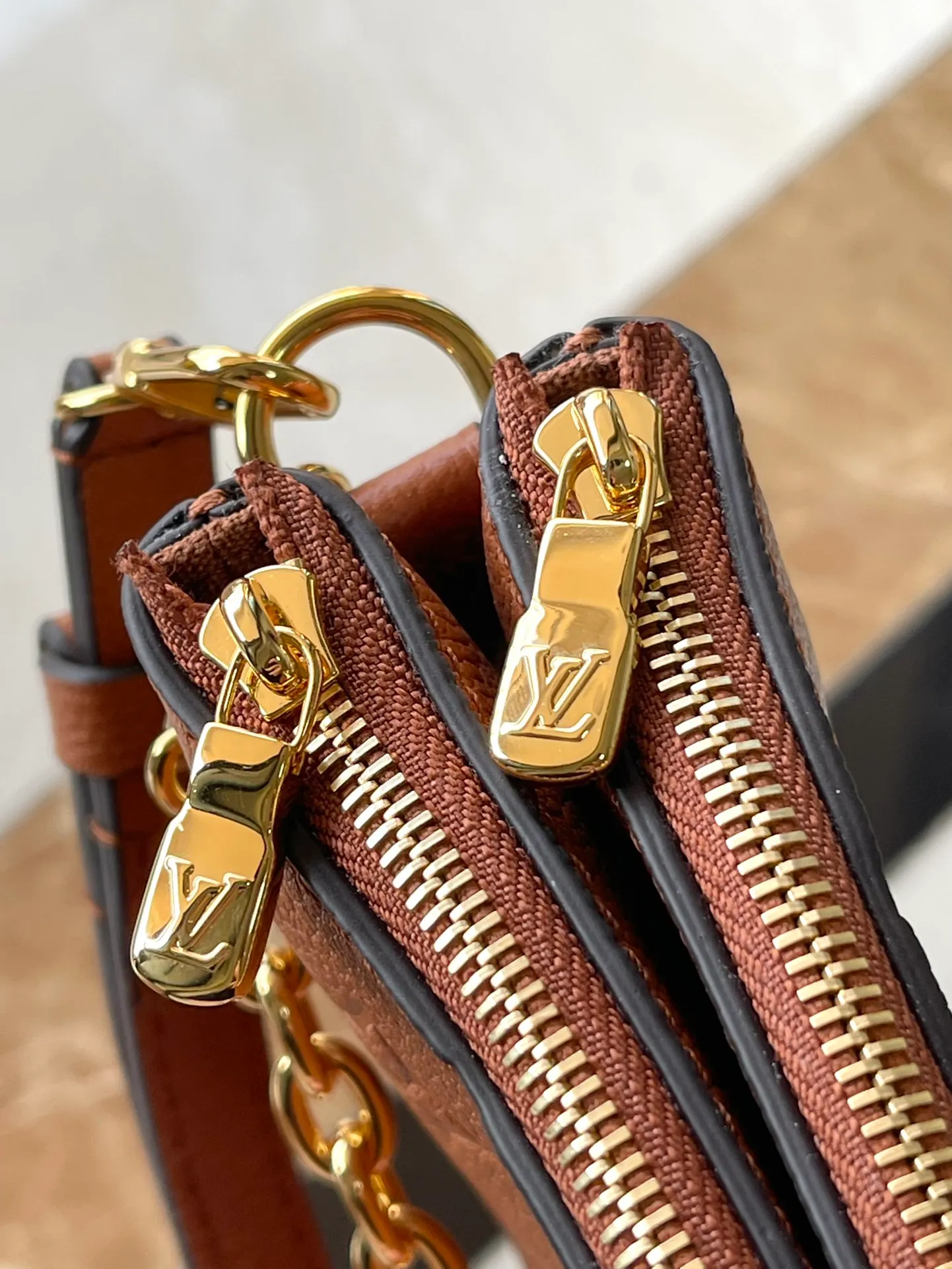 💰1000 (top layer leather) top quality original M11916 caramel color Monogram Empreinte leather Liv pochette that fits snugly on the arm. It comes with a removable gold-tone chain and a removable, adjustable double strap and is crafted from signature natural cowhide leather. A secure double zip closure and engraved gold plaque complete this stylish piece. size：24x13x6.5cm