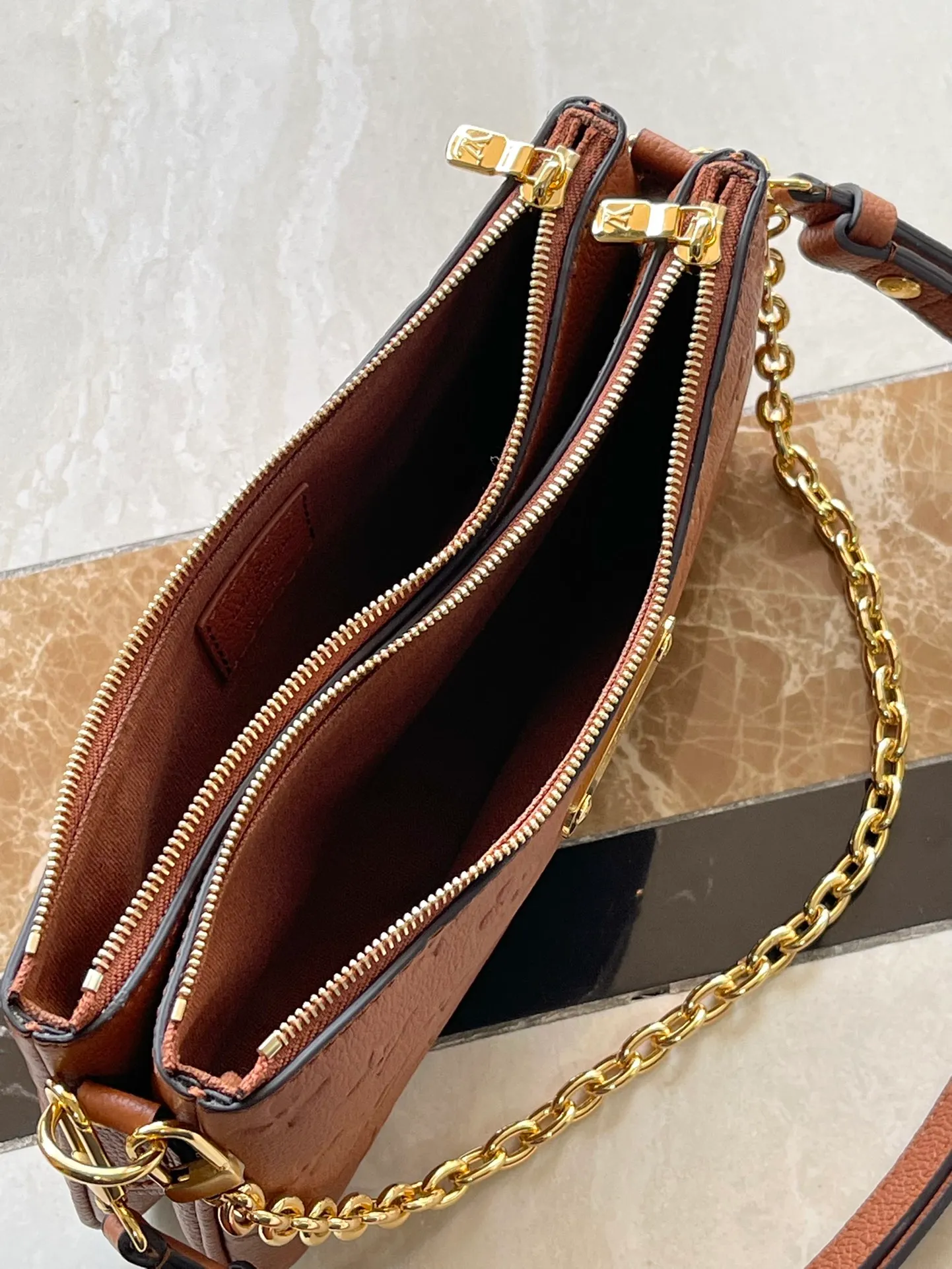 💰1000 (top layer leather) top quality original M11916 caramel color Monogram Empreinte leather Liv pochette that fits snugly on the arm. It comes with a removable gold-tone chain and a removable, adjustable double strap and is crafted from signature natural cowhide leather. A secure double zip closure and engraved gold plaque complete this stylish piece. size：24x13x6.5cm