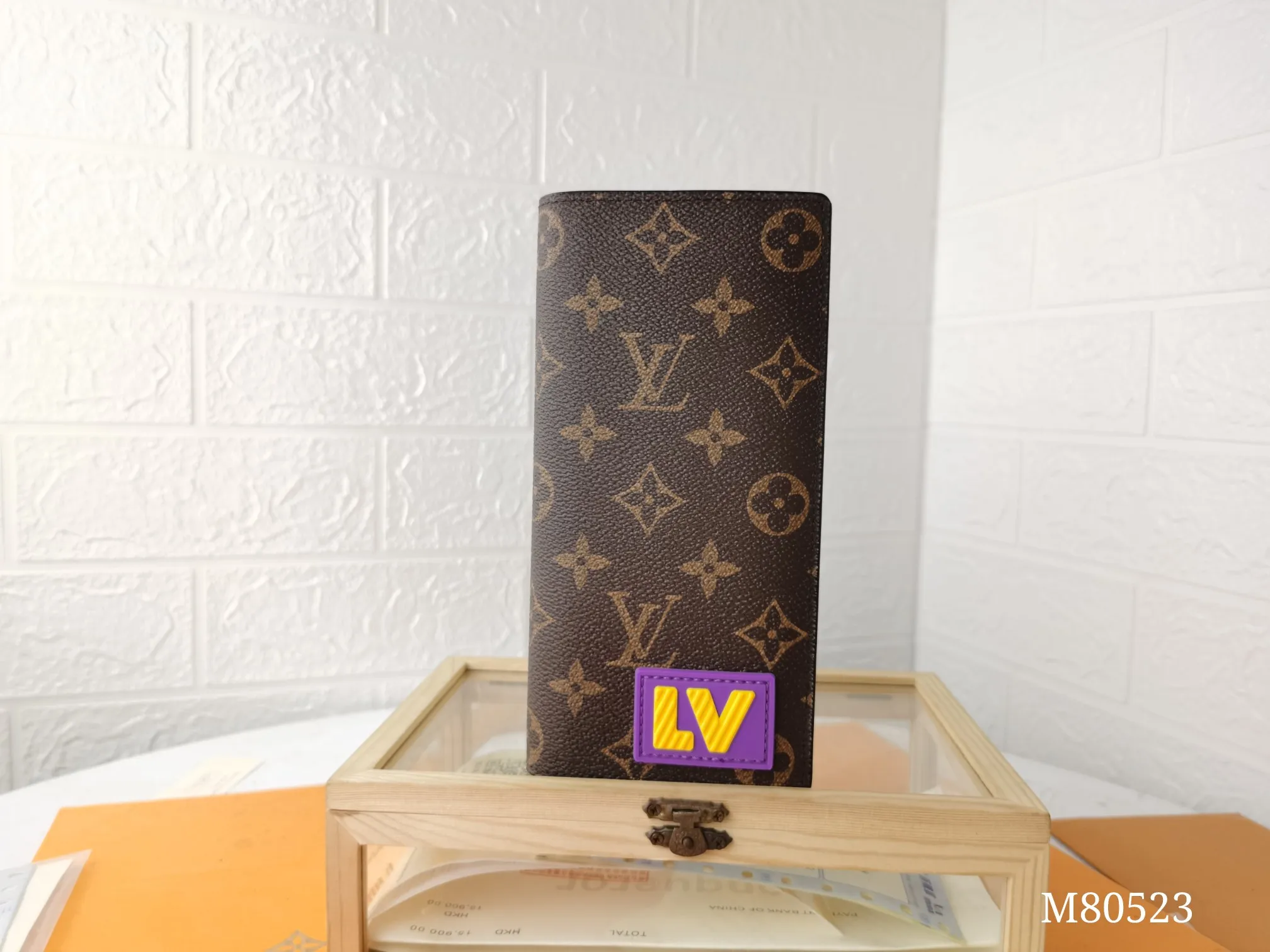P150💰Top original version💎【Real shot with home background】M80523BRAZZA Wallet The new Brazza wallet is made of classic Monogram canvas embellished with 3D rubber patches, announcing a fun interpretation of the Louis Vuitton logo. Ample space with card slots, coin compartment and receipt pocket62665