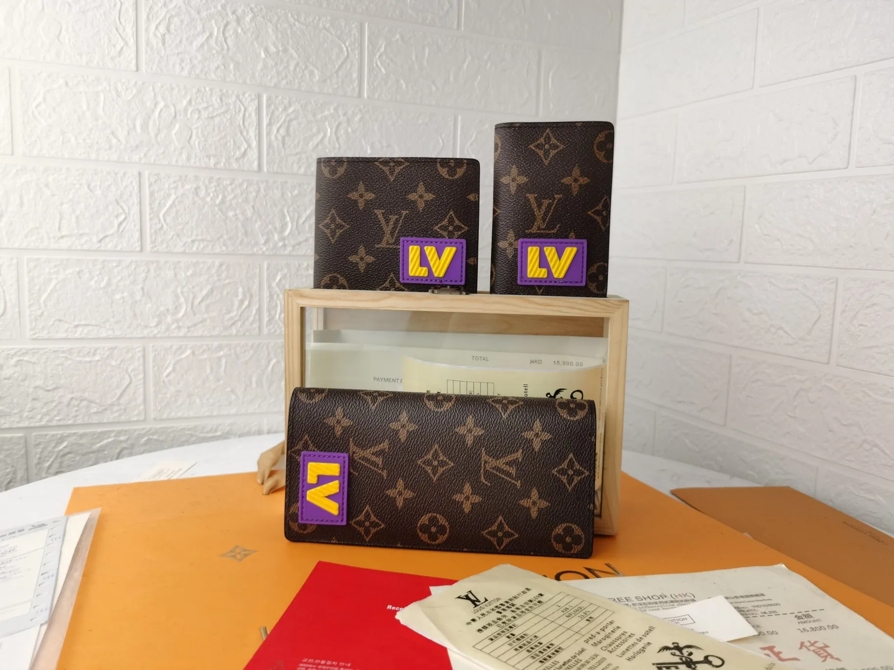 P150💰Top original version💎【Real shot with home background】M80523BRAZZA Wallet The new Brazza wallet is made of classic Monogram canvas embellished with 3D rubber patches, announcing a fun interpretation of the Louis Vuitton logo. Ample space with card slots, coin compartment and receipt pocket62665