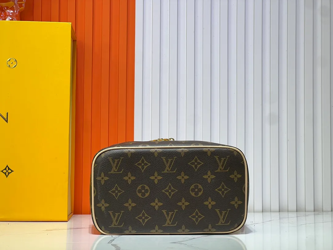 Batch 300💰Upgraded original version ✨M42265 This model is inspired by the iconic Nice cosmetic bag. This elegant toiletry bag is a personalized choice for carrying basic beauty products. A hidden zip pocket on the inside of the flap can store especially valuable personal items. - Top woven handle - Monogram coated canvas fabric - Louis Vuitton special coated canvas washable lining - Natural cowhide leather trim - Gold metal hardware - Double-layer zipper closure - Large capacity inside the bag - Zippered pocket on the inside of the flap - Several patch pockets inside - size 24×14×17.