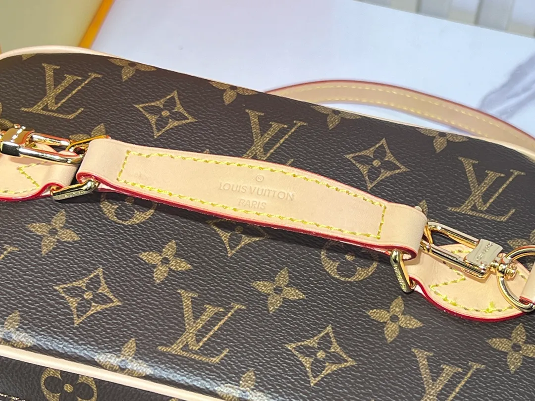 Batch 300💰Upgraded original version ✨M42265 This model is inspired by the iconic Nice cosmetic bag. This elegant toiletry bag is a personalized choice for carrying basic beauty products. A hidden zip pocket on the inside of the flap can store especially valuable personal items. - Top woven handle - Monogram coated canvas fabric - Louis Vuitton special coated canvas washable lining - Natural cowhide leather trim - Gold metal hardware - Double-layer zipper closure - Large capacity inside the bag - Zippered pocket on the inside of the flap - Several patch pockets inside - size 24×14×17.