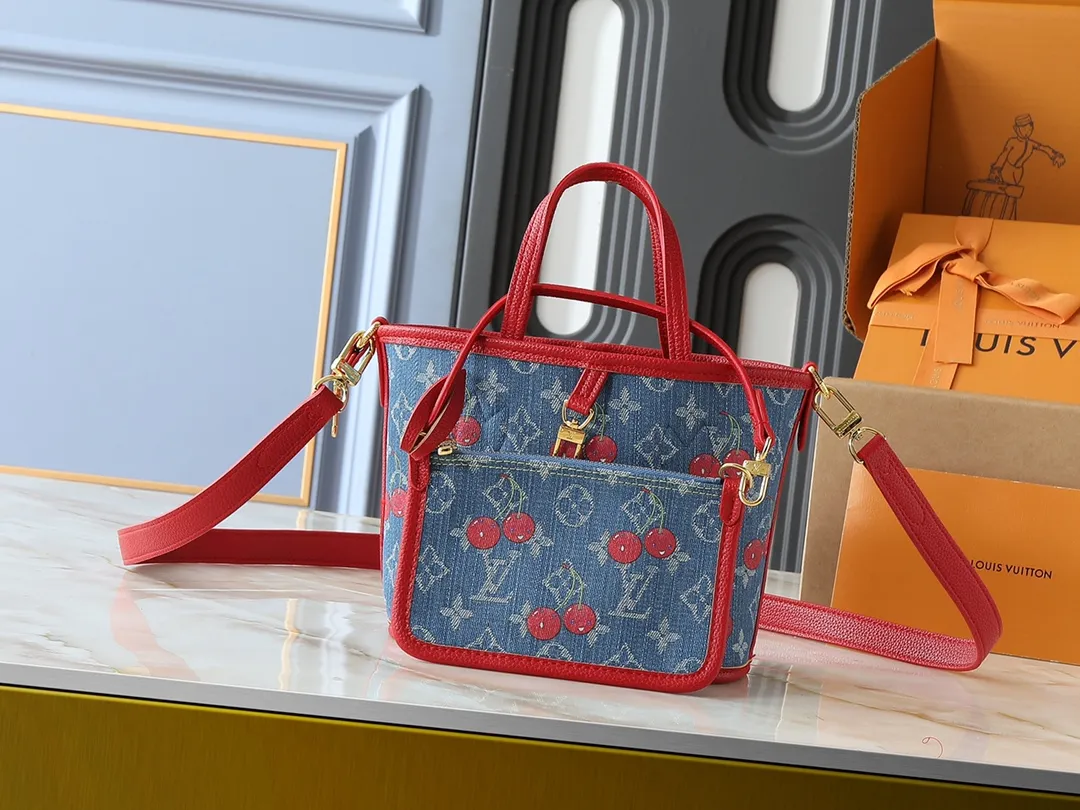 💰260💰Upgraded from the original M14997 M12099 M12106 M12109 This Neverfull Inside Out BB handbag comes from the Louis Vuitton Gorgeous cherry embroidery pays homage to the Japanese artist's distinctive style, and a removable denim zip pocket completes the design. Dimensions: 26.5 x 16.5 x 11.0 cm (length x height x width)