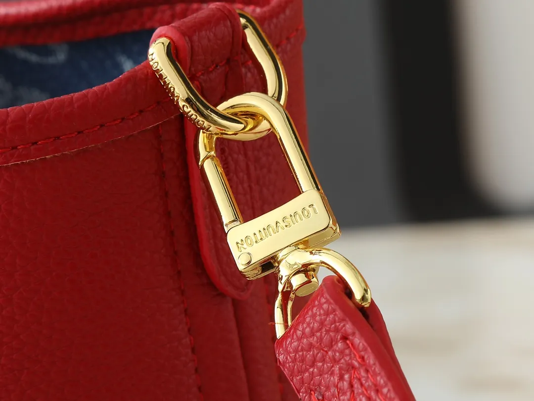 💰260💰Upgraded from the original M14997 M12099 M12106 M12109 This Neverfull Inside Out BB handbag comes from the Louis Vuitton Gorgeous cherry embroidery pays homage to the Japanese artist's distinctive style, and a removable denim zip pocket completes the design. Dimensions: 26.5 x 16.5 x 11.0 cm (length x height x width)