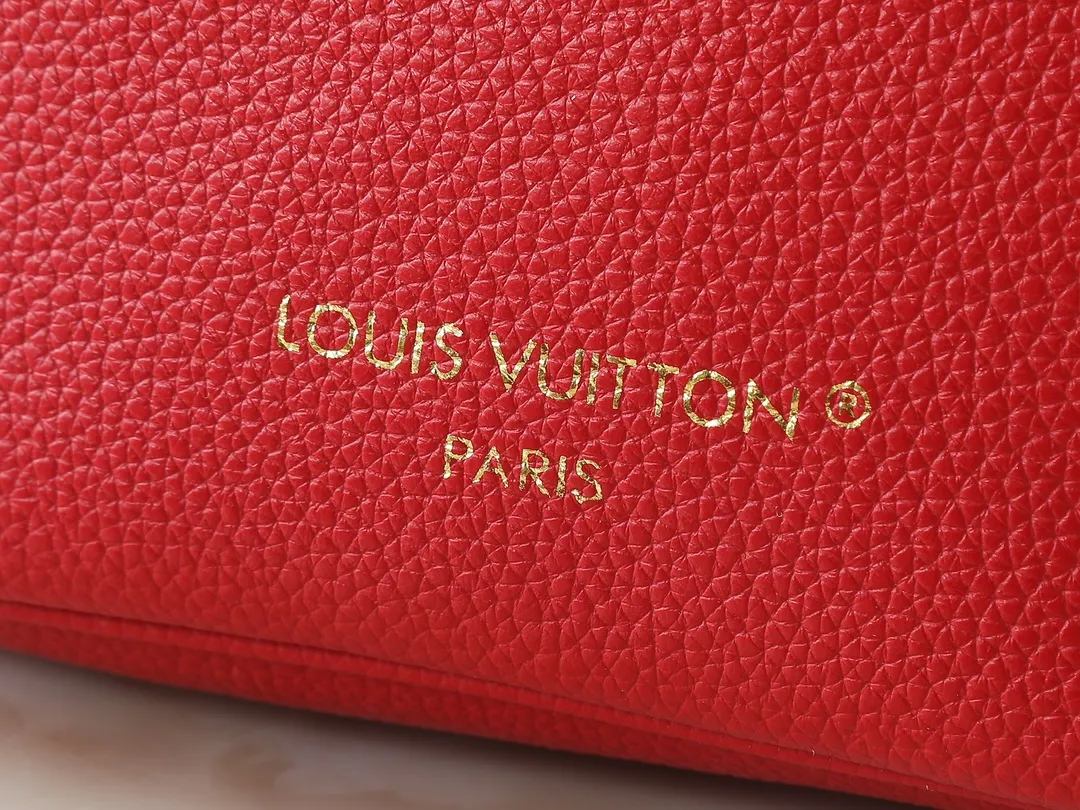 💰260💰Upgraded from the original M14997 M12099 M12106 M12109 This Neverfull Inside Out BB handbag comes from the Louis Vuitton Gorgeous cherry embroidery pays homage to the Japanese artist's distinctive style, and a removable denim zip pocket completes the design. Dimensions: 26.5 x 16.5 x 11.0 cm (length x height x width)