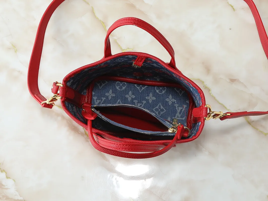 💰260💰Upgraded from the original M14997 M12099 M12106 M12109 This Neverfull Inside Out BB handbag comes from the Louis Vuitton Gorgeous cherry embroidery pays homage to the Japanese artist's distinctive style, and a removable denim zip pocket completes the design. Dimensions: 26.5 x 16.5 x 11.0 cm (length x height x width)