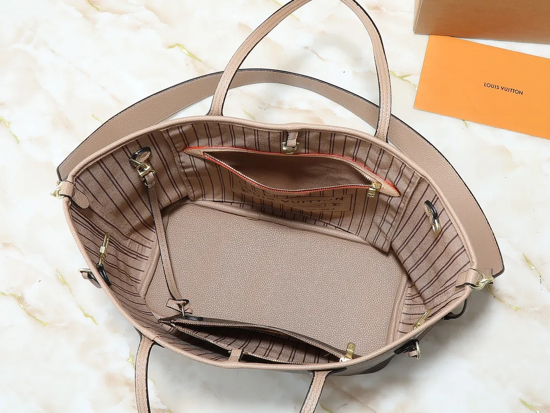 💰260💰Upgraded from the original M12708 M12707 M13753 M12779 M40995 This Neverfull Bandoulière Inside Out medium handbag is made of Monogram canvas, with bright fabric and leather trimming to highlight the eye-catching meaning, achieving a delicate balance between classic and modern. The versatile construction features a novel shoulder strap that transforms into a Hobo bag via the side hooks. Dimensions: 31.0 x 28.0 x 14.0 cm (length x height x width)