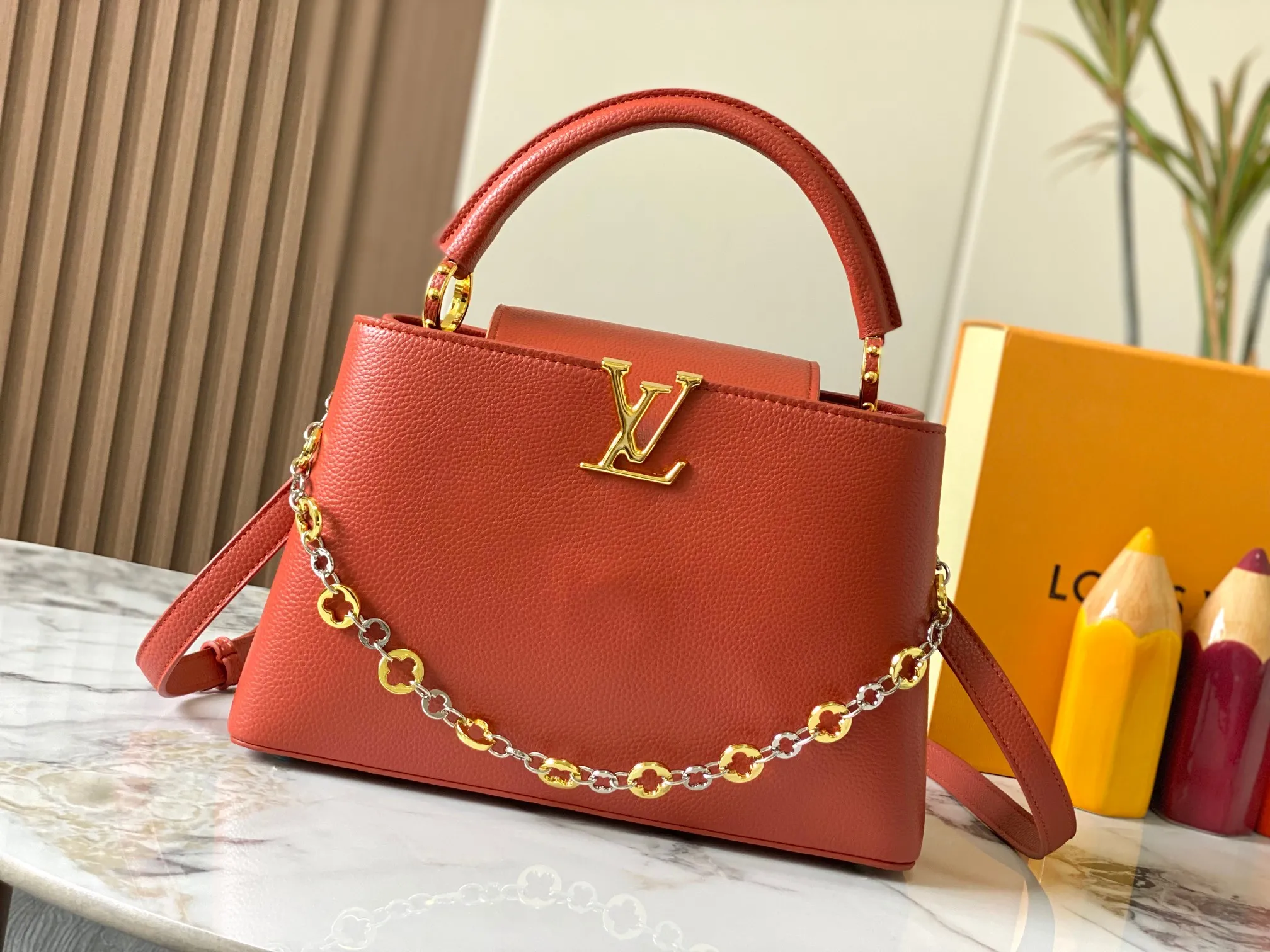 Top original P480 Guangzhou goods 🇫🇷M12938 This Capucines medium handbag is from the ChainOnYou series, using Taurillon cow leather to focus on the brand's ingenuity and sophisticated craftsmanship. The jewelry-style double-plated chain is embellished with Monogram flowers, and the rounded LV letters and metal parts add elegant touches. Whether worn cross-body, hand-carried or shoulder-carried, it can display elegant style. Size:31.5×20×11cm