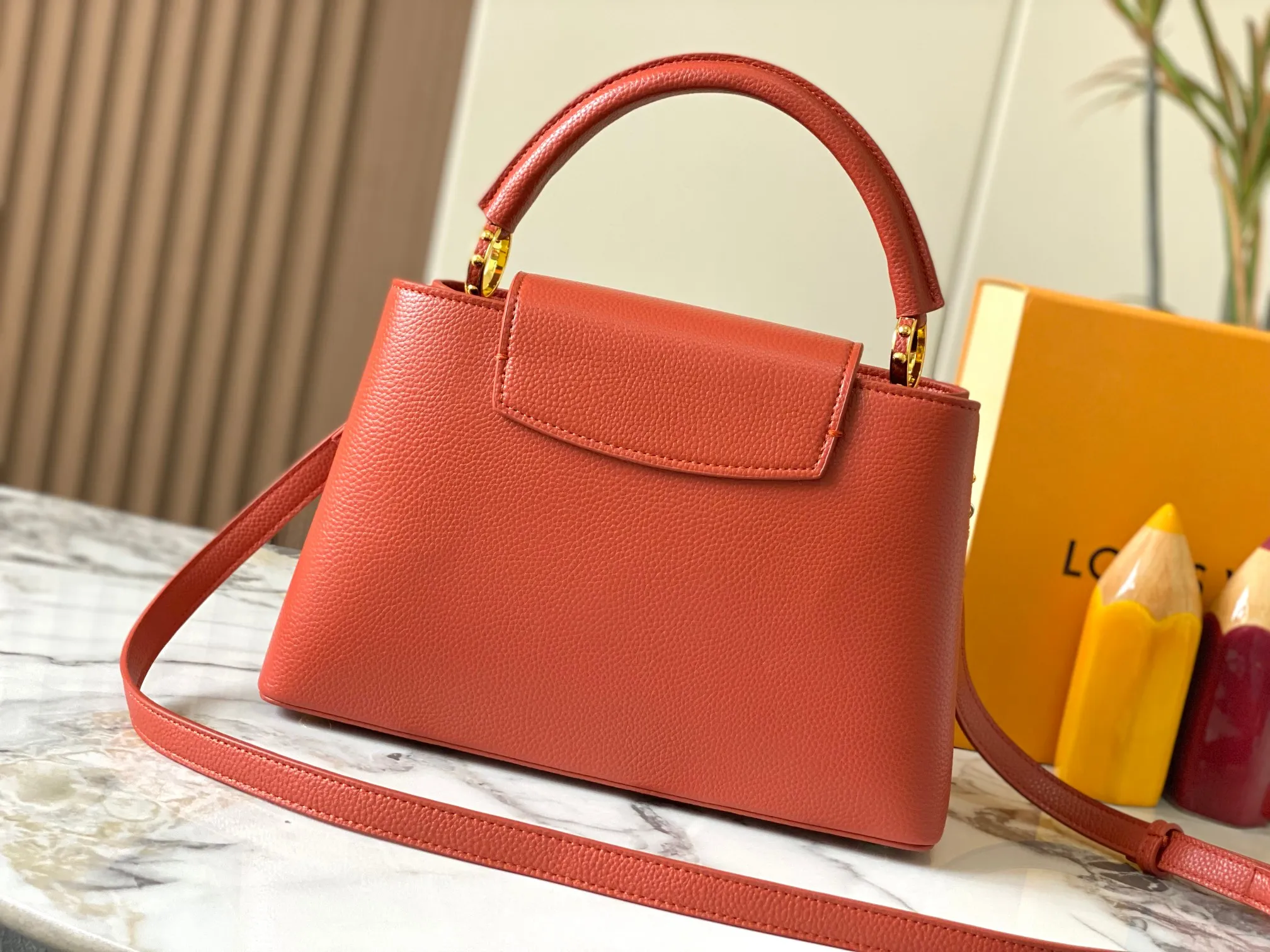 Top original P480 Guangzhou goods 🇫🇷M12938 This Capucines medium handbag is from the ChainOnYou series, using Taurillon cow leather to focus on the brand's ingenuity and sophisticated craftsmanship. The jewelry-style double-plated chain is embellished with Monogram flowers, and the rounded LV letters and metal parts add elegant touches. Whether worn cross-body, hand-carried or shoulder-carried, it can display elegant style. Size:31.5×20×11cm