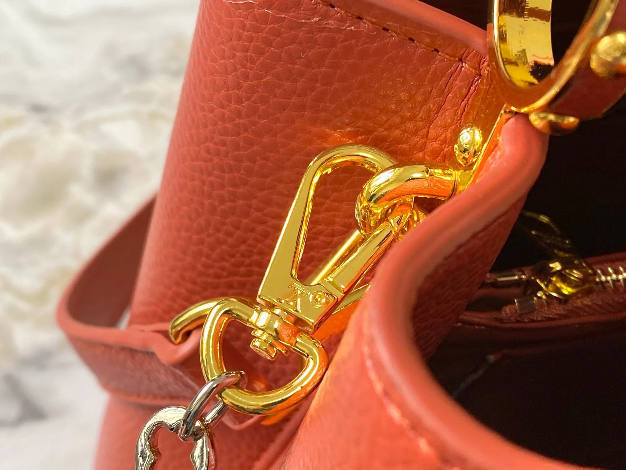 Top original P480 Guangzhou goods 🇫🇷M12938 This Capucines medium handbag is from the ChainOnYou series, using Taurillon cow leather to focus on the brand's ingenuity and sophisticated craftsmanship. The jewelry-style double-plated chain is embellished with Monogram flowers, and the rounded LV letters and metal parts add elegant touches. Whether worn cross-body, hand-carried or shoulder-carried, it can display elegant style. Size:31.5×20×11cm