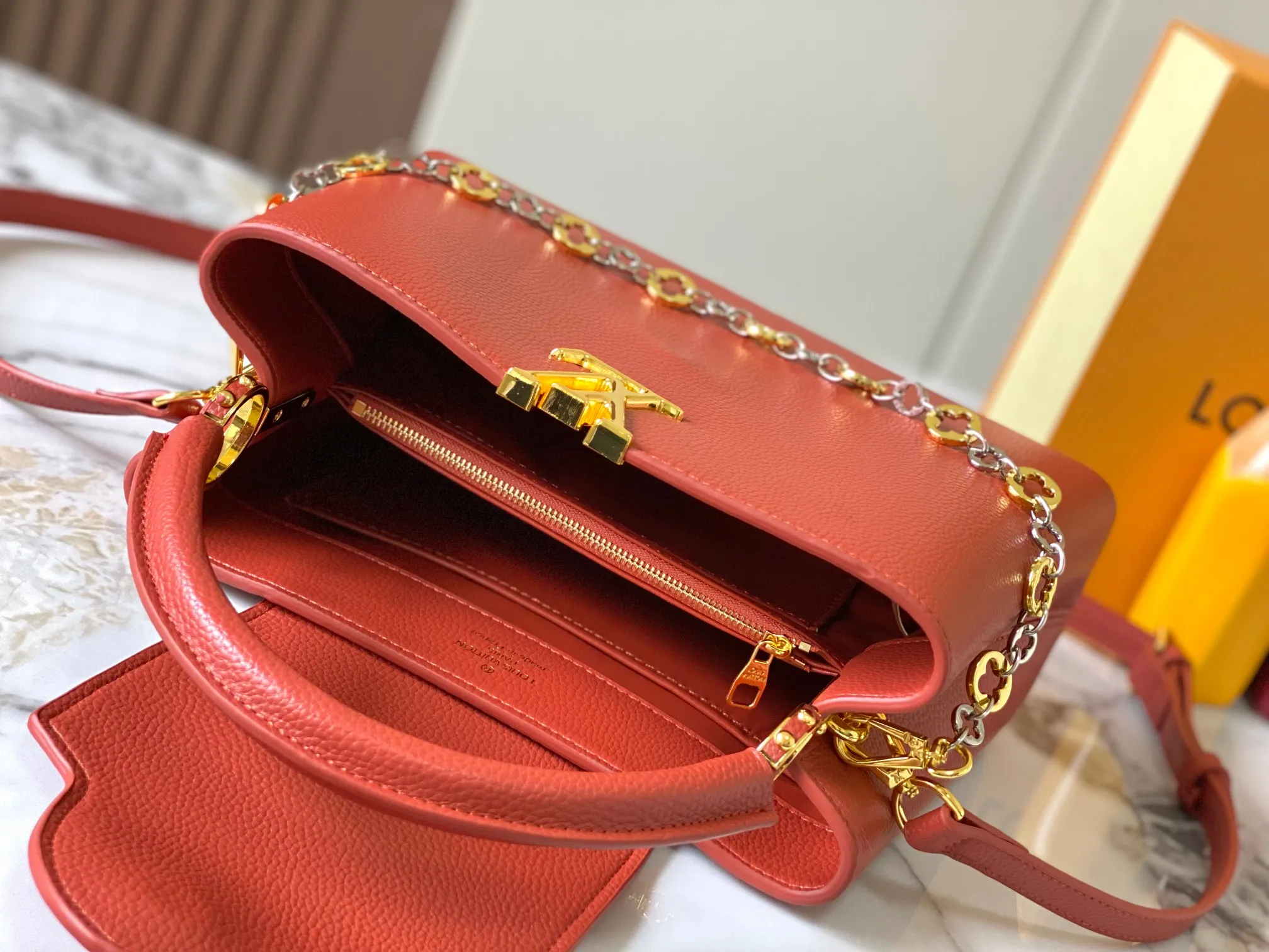Top original P480 Guangzhou goods 🇫🇷M12938 This Capucines medium handbag is from the ChainOnYou series, using Taurillon cow leather to focus on the brand's ingenuity and sophisticated craftsmanship. The jewelry-style double-plated chain is embellished with Monogram flowers, and the rounded LV letters and metal parts add elegant touches. Whether worn cross-body, hand-carried or shoulder-carried, it can display elegant style. Size:31.5×20×11cm