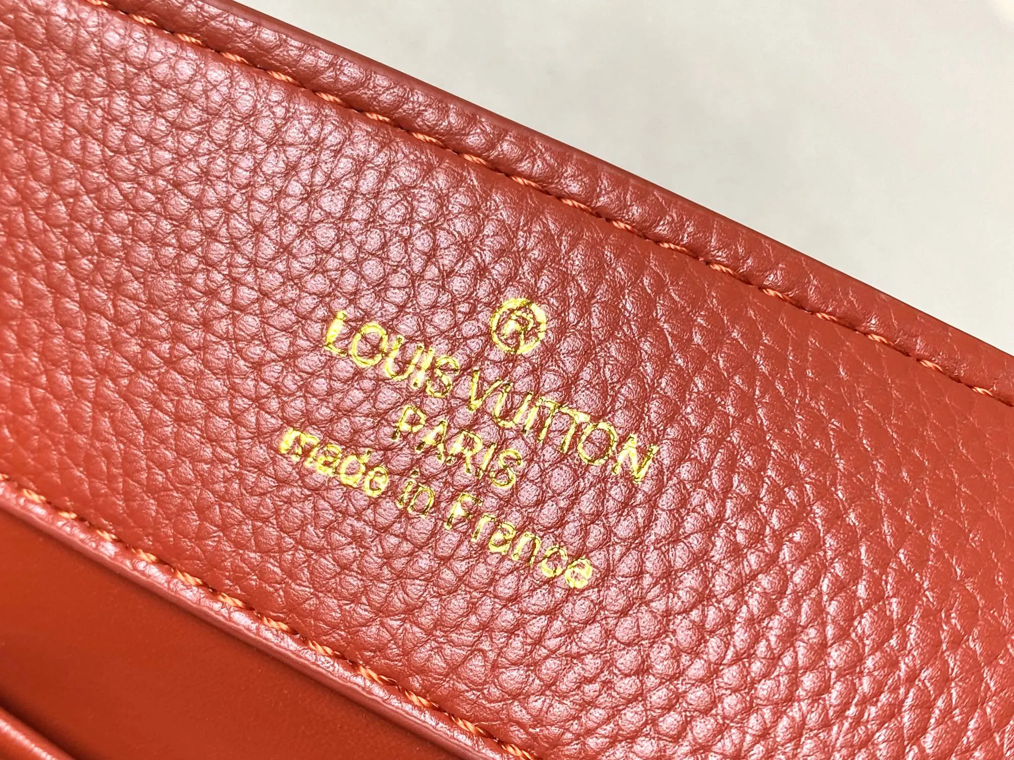 Top original P480 Guangzhou goods 🇫🇷M12938 This Capucines medium handbag is from the ChainOnYou series, using Taurillon cow leather to focus on the brand's ingenuity and sophisticated craftsmanship. The jewelry-style double-plated chain is embellished with Monogram flowers, and the rounded LV letters and metal parts add elegant touches. Whether worn cross-body, hand-carried or shoulder-carried, it can display elegant style. Size:31.5×20×11cm
