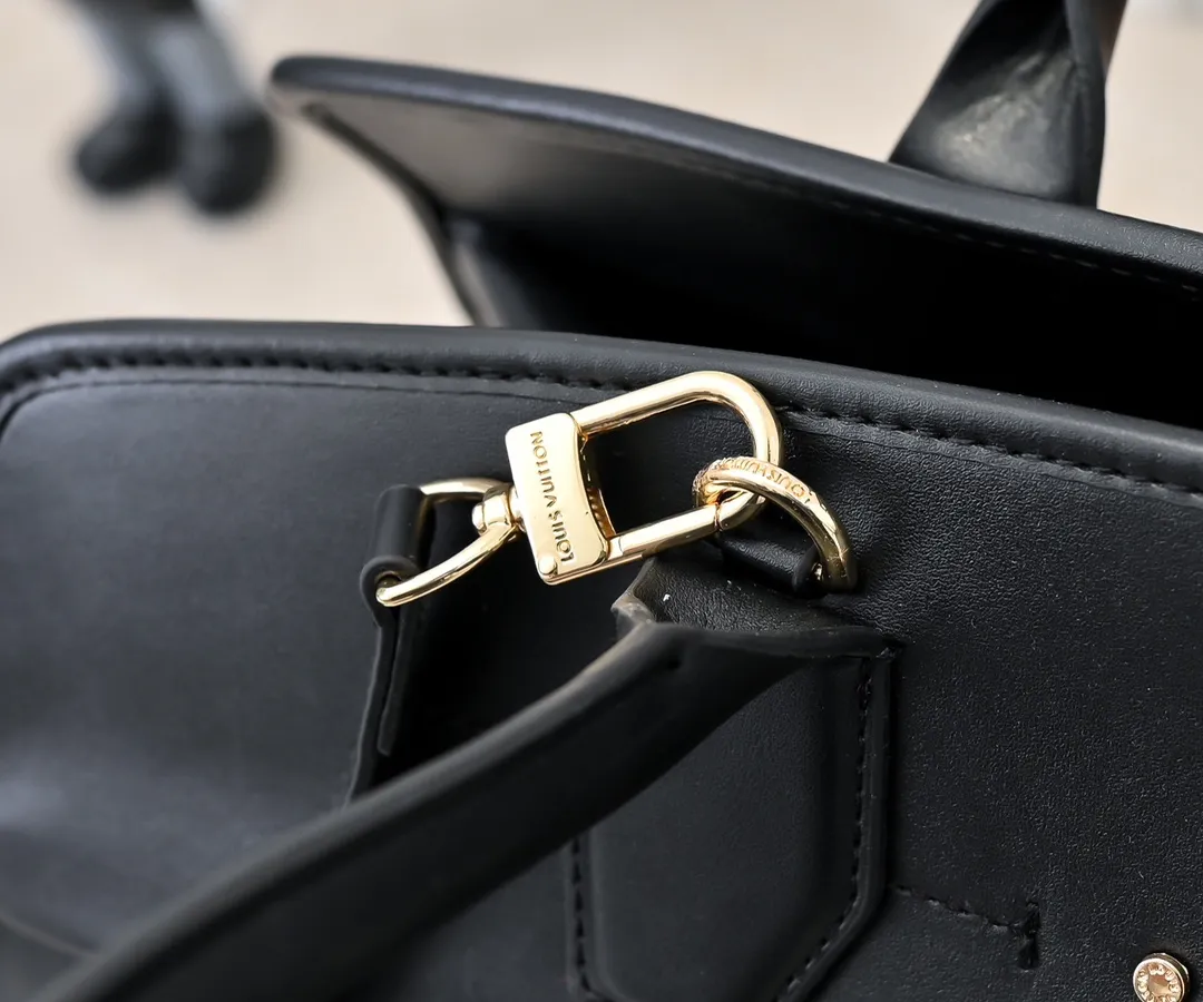 Batch 💰Small 360 💰Large 190 M12005 M12556 M12337 This large City Steamer handbag draws inspiration from the design of suitcases built for cruise ships in 1901, making its eye-catching appearance at the 2024 autumn and winter ready-to-wear show. Grained Millesime leather and shearling leather trims add seasonal flair, an embossed padlock and hot-stamped LV Circle logo add a modern twist, and a removable Monogram storage bag makes it easy to store valuables. Size: large size 35x42x21cm, small size 30x36x17