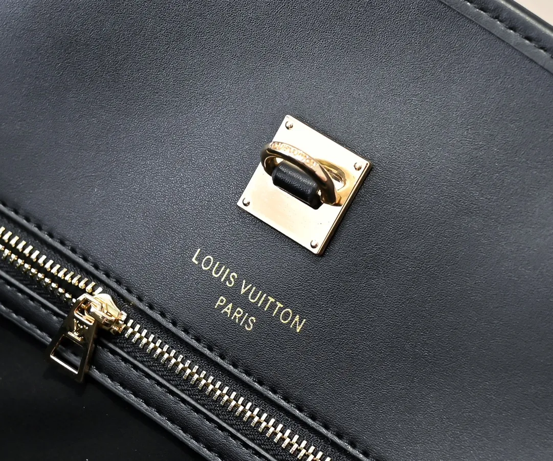 Batch 💰Small 360 💰Large 190 M12005 M12556 M12337 This large City Steamer handbag draws inspiration from the design of suitcases built for cruise ships in 1901, making its eye-catching appearance at the 2024 autumn and winter ready-to-wear show. Grained Millesime leather and shearling leather trims add seasonal flair, an embossed padlock and hot-stamped LV Circle logo add a modern twist, and a removable Monogram storage bag makes it easy to store valuables. Size: large size 35x42x21cm, small size 30x36x17