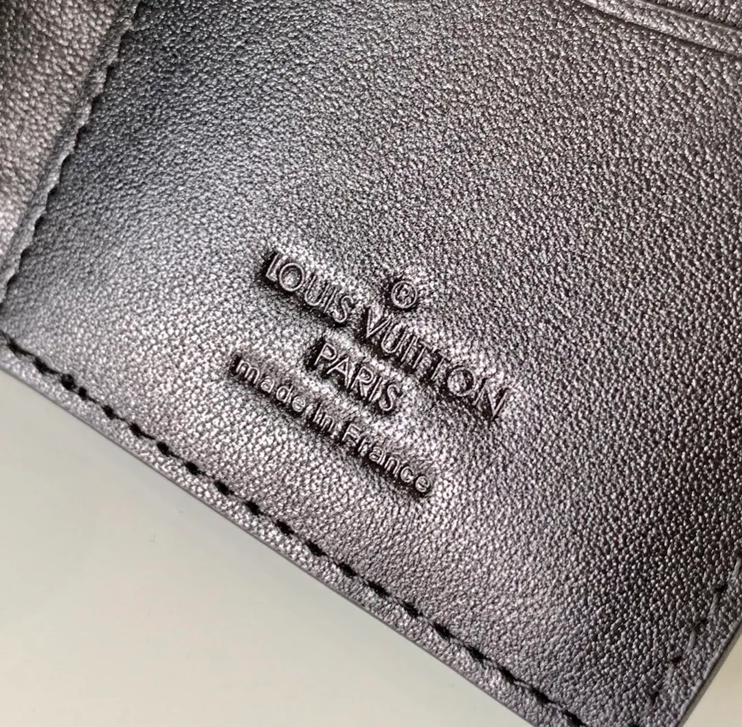 Factory price 260 [Top original order] N63197 Louis pocket wallet made of black Monogram Shadow calfskin, an elegant choice for carrying daily items. The Monogram Shadow leather with classic Monogram embossing is soft in texture, compact in size and simple in appearance. It has several pockets and credit card slots inside. -Monogram Shadow calfskin-cowhide lining-3 credit card slots-5 inner pockets-1 outer pocket-size7*15*11.