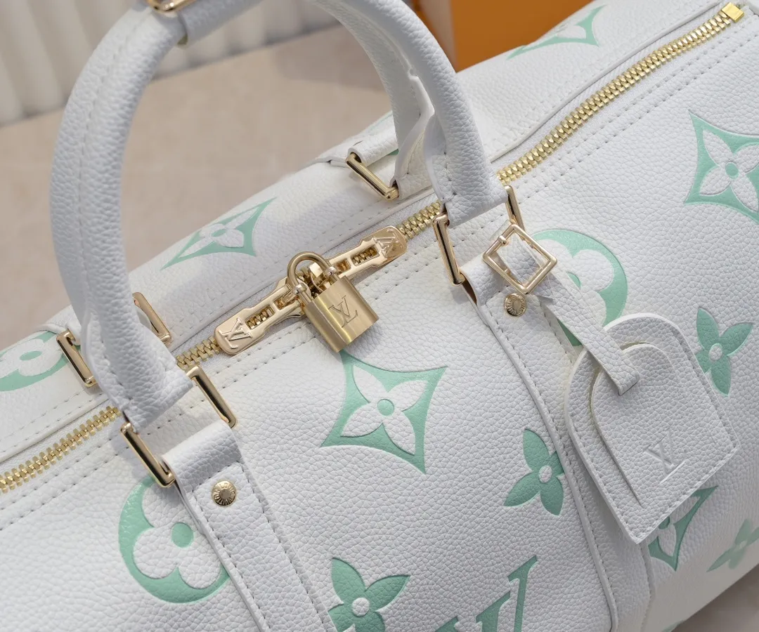 Batch 💰460 Upgraded Original Edition Method No. M46974 41416 41418 The Milky Way series gives the Keepall Bandoulière travel bag a feminine style, embossed with the classic Monogram pattern on the soft-grained cow leather, and achieves comfortable travel with an elegant attitude. Dimensions: 45 x 27 x 20 cm (Length x Height x Width) Monogram Empreinte Soft-grained cow leather Soft-grained cowhide trim Microfiber lining Hardware Double zipper closure with padlock Zippered interior pocket Removable name tag Carry-on baggage dimensions Shoulder strap: Removable, adjustable Strap half-length: 36.0cm Strap half-length adjustable to: 50.0cm Handle: Double handle