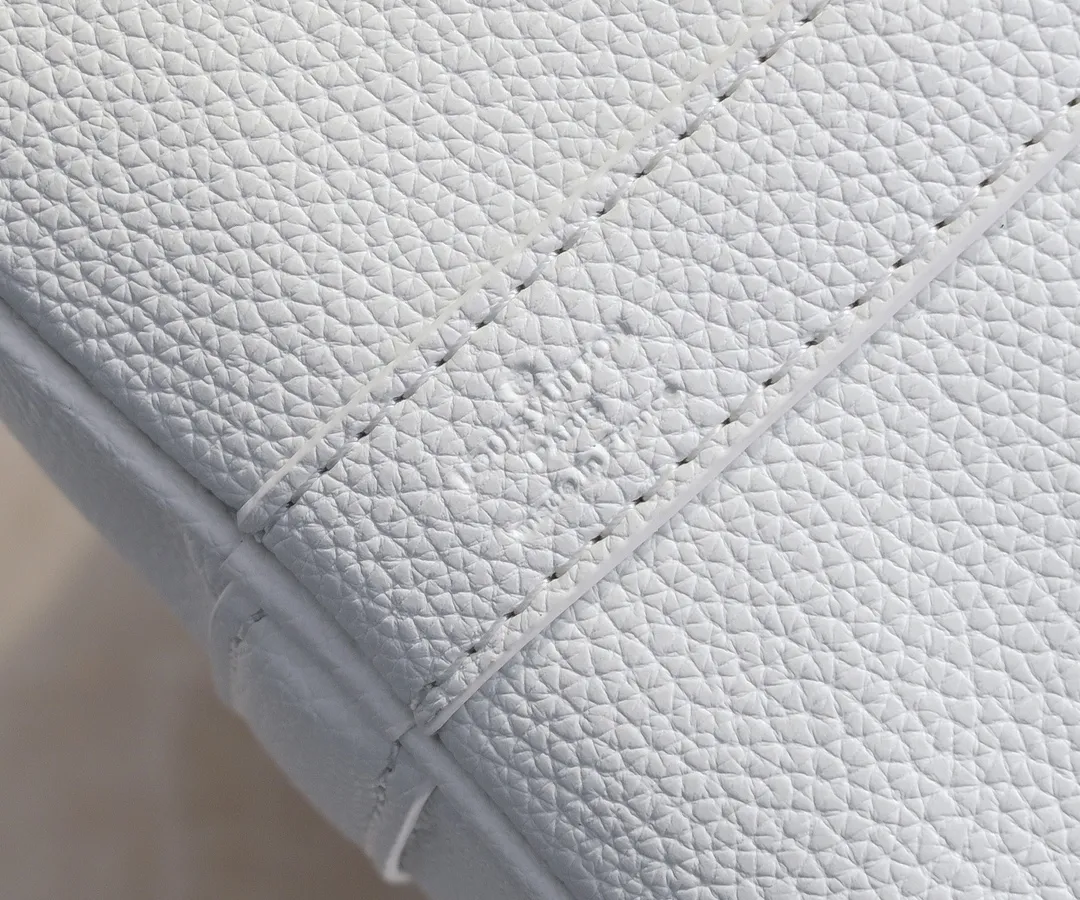 Batch 💰460 Upgraded Original Edition Method No. M46974 41416 41418 The Milky Way series gives the Keepall Bandoulière travel bag a feminine style, embossed with the classic Monogram pattern on the soft-grained cow leather, and achieves comfortable travel with an elegant attitude. Dimensions: 45 x 27 x 20 cm (Length x Height x Width) Monogram Empreinte Soft-grained cow leather Soft-grained cowhide trim Microfiber lining Hardware Double zipper closure with padlock Zippered interior pocket Removable name tag Carry-on baggage dimensions Shoulder strap: Removable, adjustable Strap half-length: 36.0cm Strap half-length adjustable to: 50.0cm Handle: Double handle