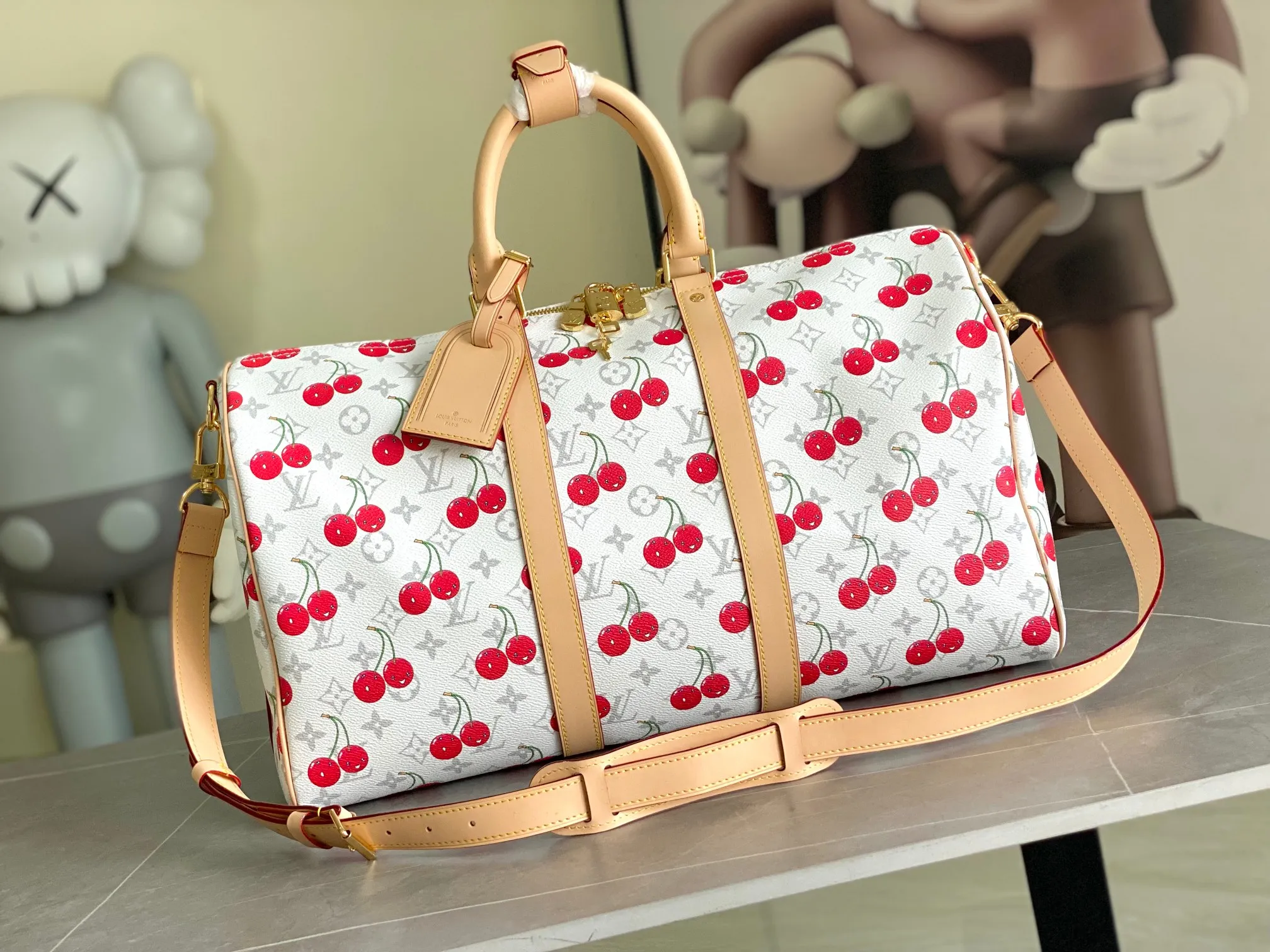 💰1240 transcoding chip This M13764 Keepall Bandouliere 45 travel bag is made of Monogram Heritage coating, conveying the cruise travel style with gorgeous style. The restrained color scheme and distressed hardware exude sophistication, while the soft cowhide leather details highlight the brand's craftsmanship. The top handle and removable and adjustable shoulder strap allow for a variety of carrying options. 45x27x20 cm (LxHxW) Monogram Heritage coated cowhide leather trim