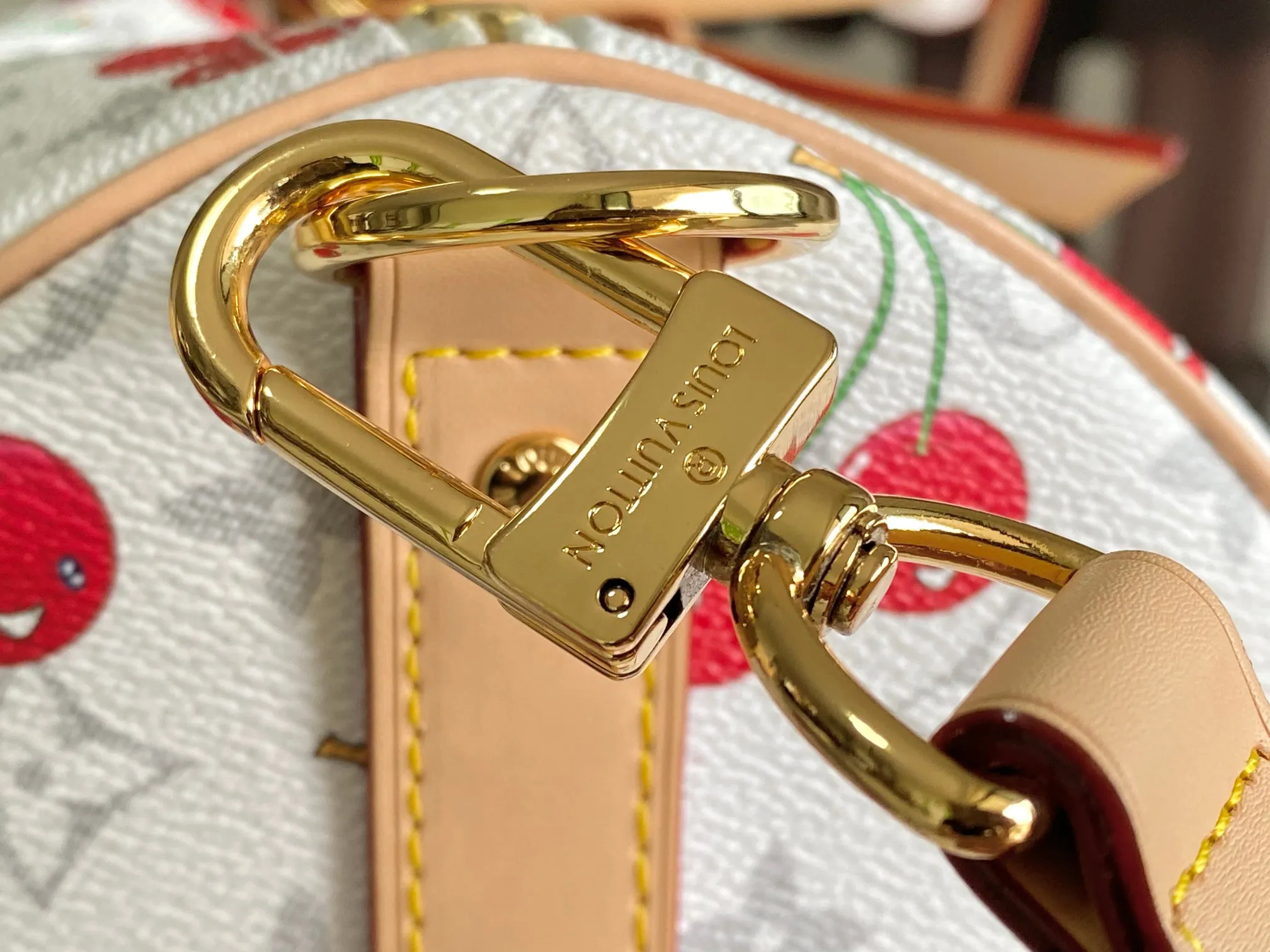 💰1240 transcoding chip This M13764 Keepall Bandouliere 45 travel bag is made of Monogram Heritage coating, conveying the cruise travel style with gorgeous style. The restrained color scheme and distressed hardware exude sophistication, while the soft cowhide leather details highlight the brand's craftsmanship. The top handle and removable and adjustable shoulder strap allow for a variety of carrying options. 45x27x20 cm (LxHxW) Monogram Heritage coated cowhide leather trim