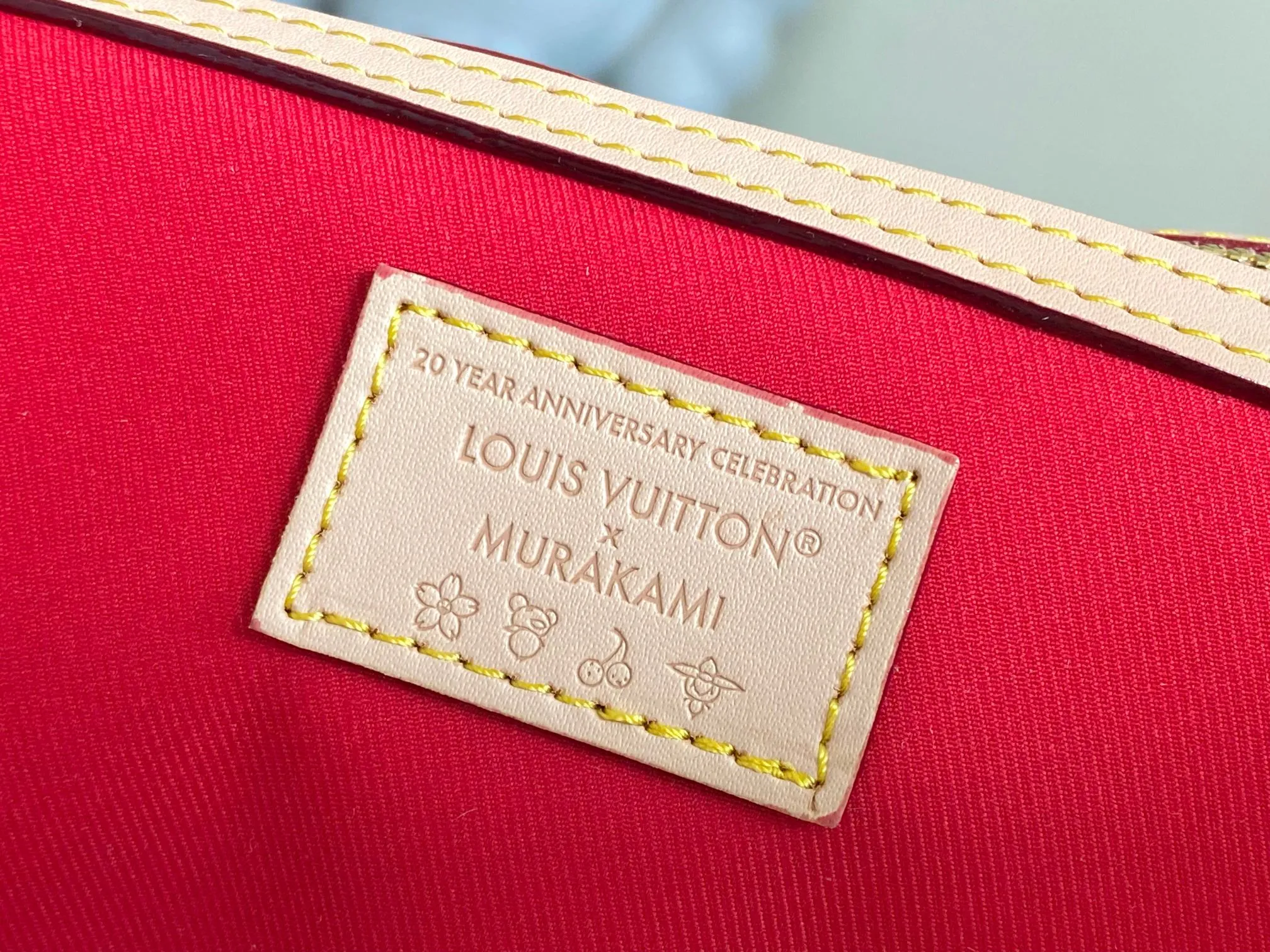 💰1240 transcoding chip This M13764 Keepall Bandouliere 45 travel bag is made of Monogram Heritage coating, conveying the cruise travel style with gorgeous style. The restrained color scheme and distressed hardware exude sophistication, while the soft cowhide leather details highlight the brand's craftsmanship. The top handle and removable and adjustable shoulder strap allow for a variety of carrying options. 45x27x20 cm (LxHxW) Monogram Heritage coated cowhide leather trim