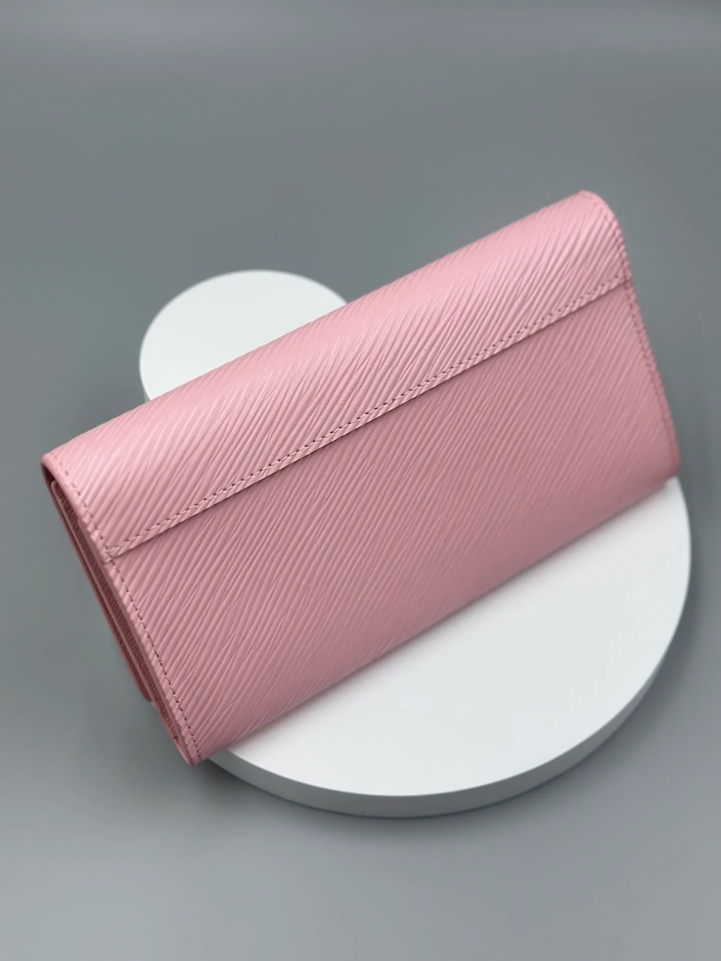 P160 M61179 is made of Epi leather, which combines smart and practical design with a high sense of fashion to create a unique style. The LV Twist wallet adopts a twist lock design, turning the L into a V by crossing your fingers. The multiple pocket design makes this wallet both playful and practical. Dimensions: 19.0x 10.5x 2.5 cm,