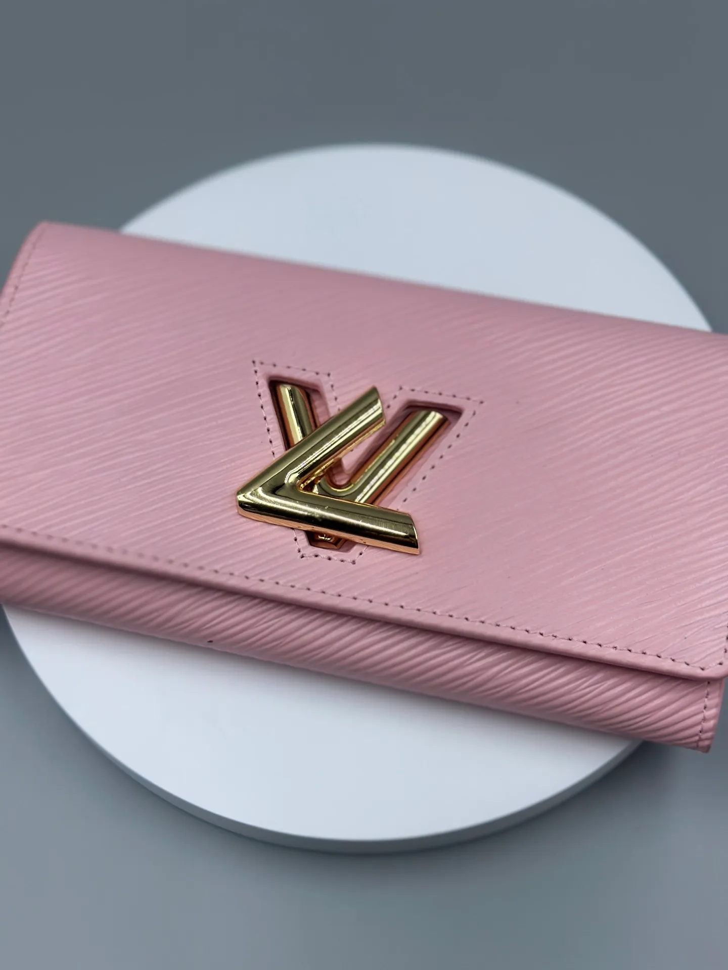P160 M61179 is made of Epi leather, which combines smart and practical design with a high sense of fashion to create a unique style. The LV Twist wallet adopts a twist lock design, turning the L into a V by crossing your fingers. The multiple pocket design makes this wallet both playful and practical. Dimensions: 19.0x 10.5x 2.5 cm,