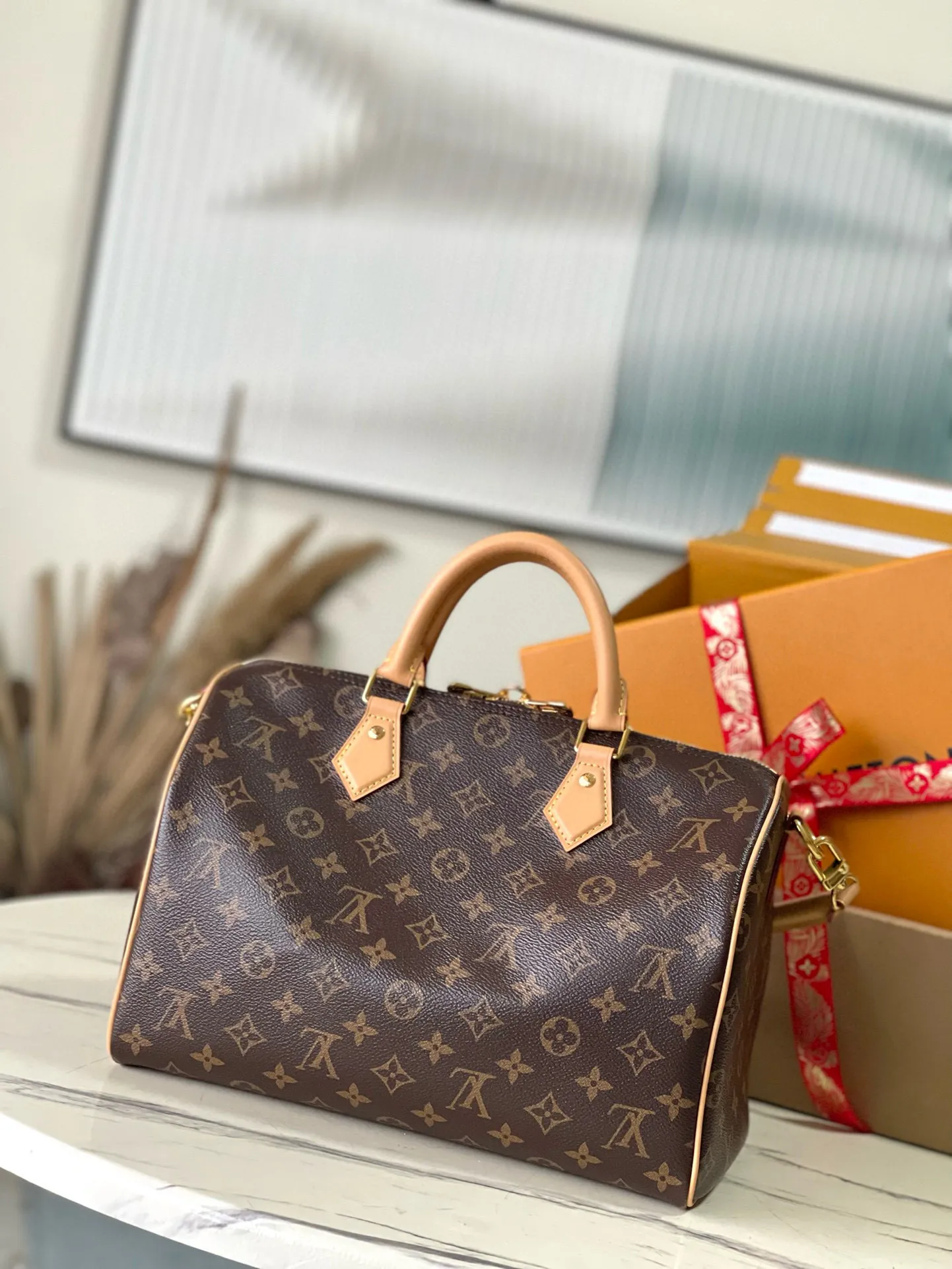 💰1100 Top-quality original M11945 Presbyopia Speedy Soft 30 Dark handbag becomes a good travel companion with its eye-catching style. The Monogram coated canvas bag is trimmed with leather and has a Gothic-style chain. Its generous structure has a zipped pocket inside to keep your passport and other important items safe. The nameplate and tassels add to the intricate details, and the Toron handle adds a fresh touch. 21 x 17 x 30 cm (height x width x length)