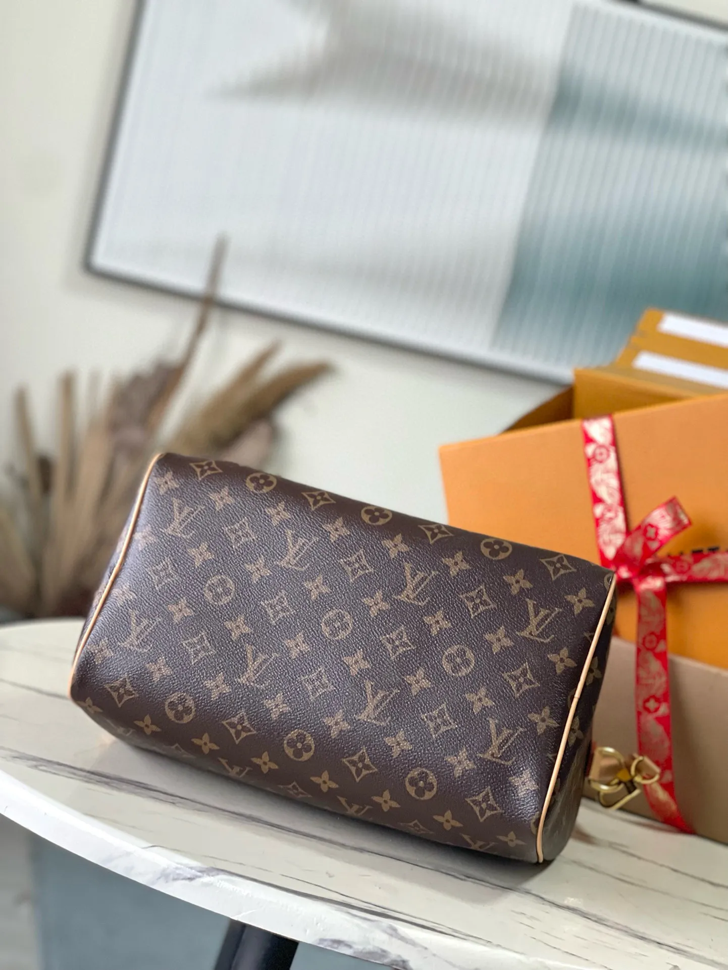 💰1100 Top-quality original M11945 Presbyopia Speedy Soft 30 Dark handbag becomes a good travel companion with its eye-catching style. The Monogram coated canvas bag is trimmed with leather and has a Gothic-style chain. Its generous structure has a zipped pocket inside to keep your passport and other important items safe. The nameplate and tassels add to the intricate details, and the Toron handle adds a fresh touch. 21 x 17 x 30 cm (height x width x length)
