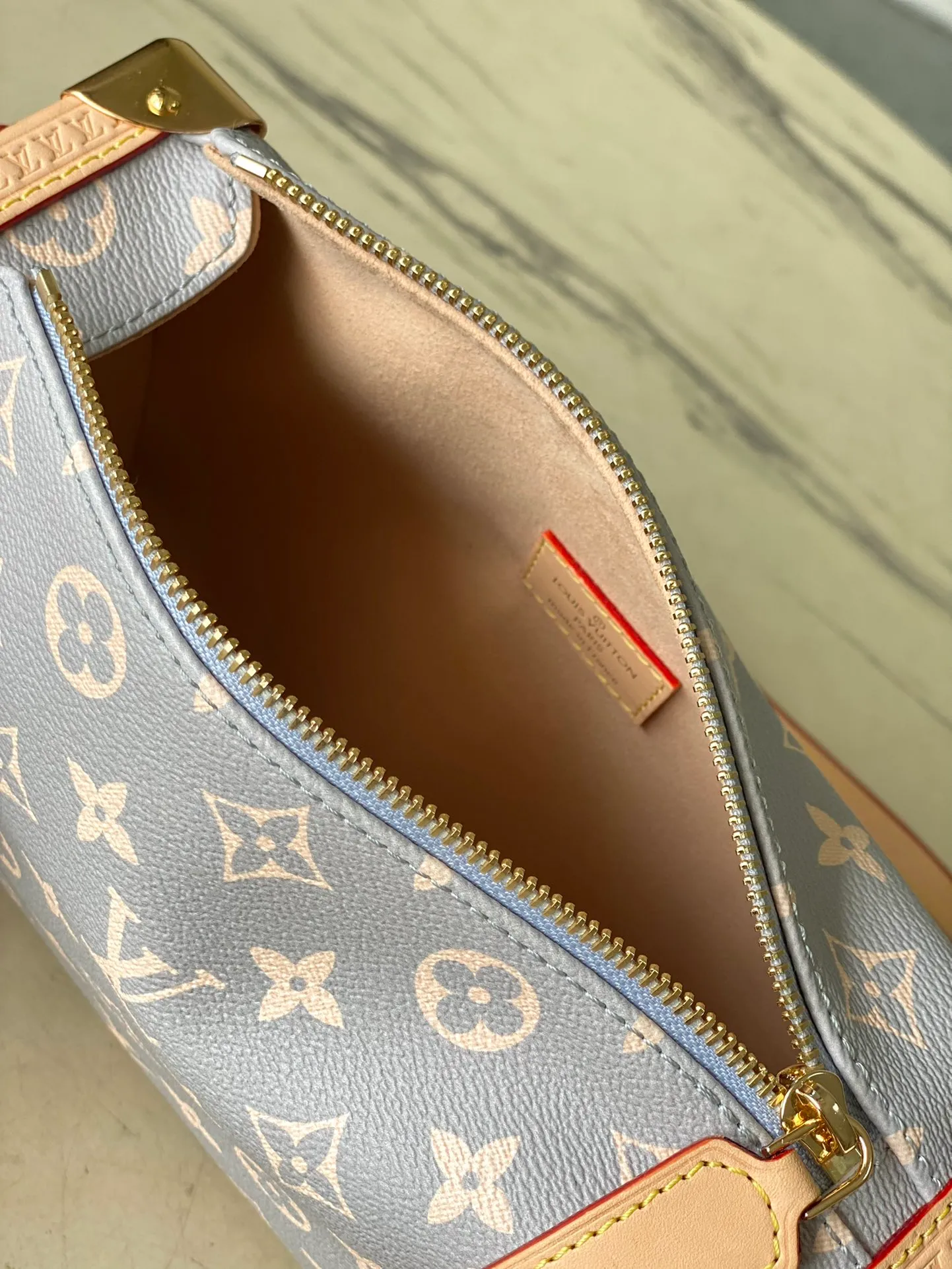💰1100 (Steel Hardware) Top Original Order M12428 This Side Trunk medium handbag takes color inspiration from the brand’s retro hard trunks, rendering the iconic Monogram canvas in elegant French tones, paired with cow leather trim and bright metal parts. It can be easily integrated into the current season’s ready-to-wear collection. The shoulder strap and top handle are both detachable, allowing for multiple carrying options. 21 x 14 x 6 cm (length x height x width)