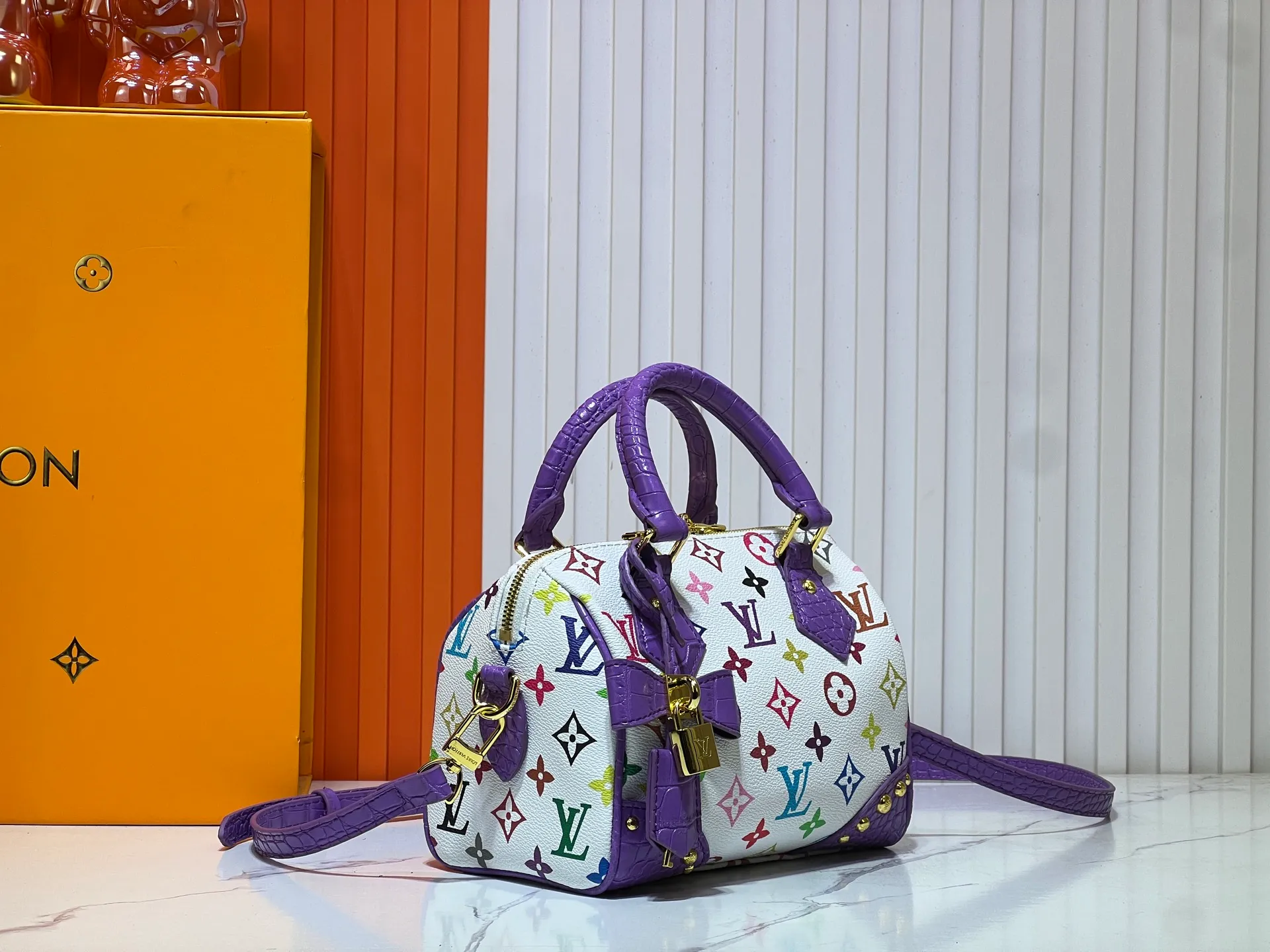 Batch 280💰Upgraded original crocodile pattern M13365 M58953 M46234 M46222 Speedy Bandoulière 20 handbag is made of soft coated canvas, and the full-length Monogram pattern is traced in colorful rainbow tones, highlighting the smart style of the Louis Vuitton x Murakami reissue series. The Toron handle and detachable shoulder strap are constructed of cow leather, the metal corners recall classic luggage elements, and the bow-shaped key bag and padlock add brand touches. Dimensions: 20.5 x 13.5 x 12.0 cm (length x height x width)