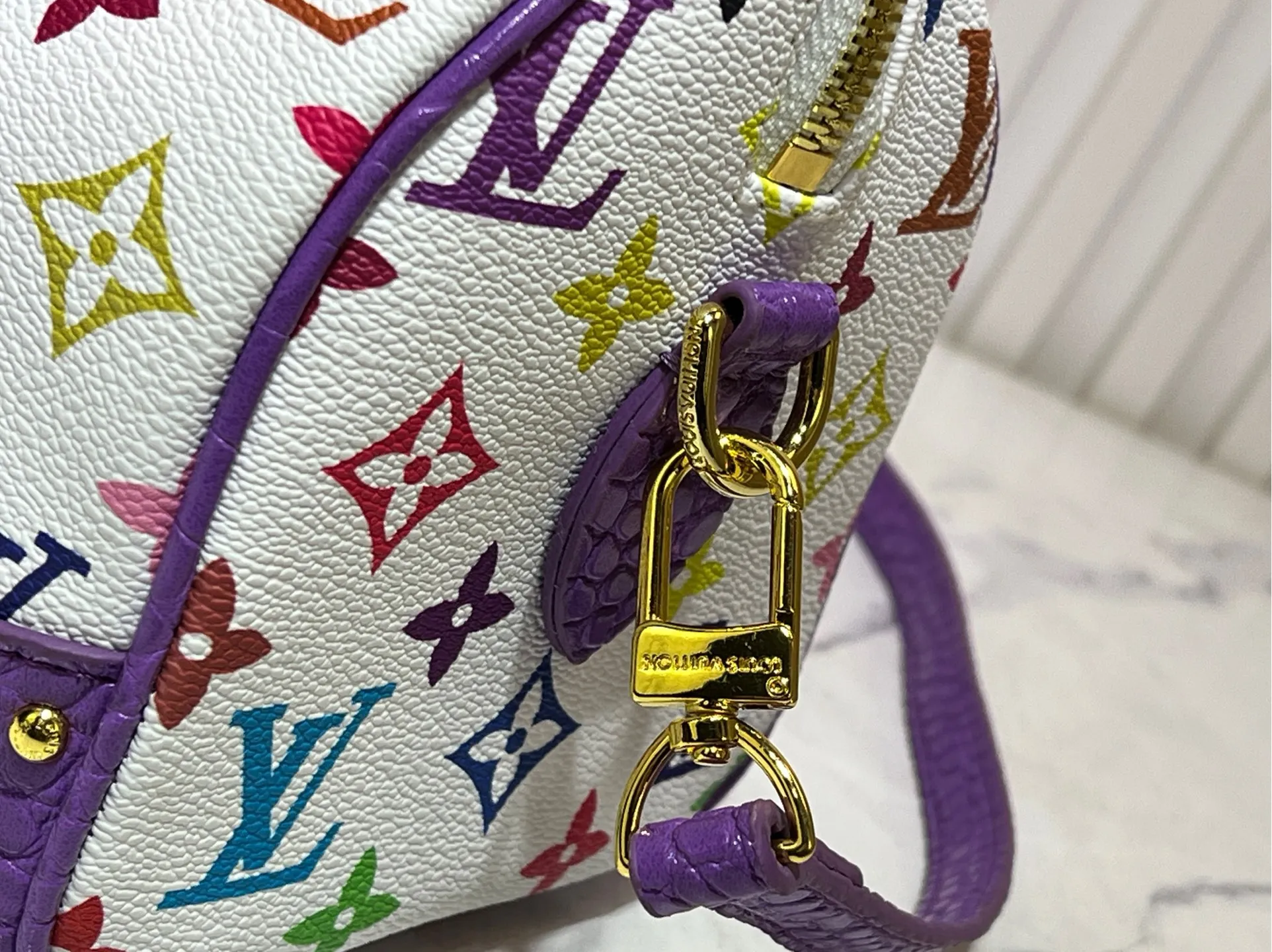 Batch 280💰Upgraded original crocodile pattern M13365 M58953 M46234 M46222 Speedy Bandoulière 20 handbag is made of soft coated canvas, and the full-length Monogram pattern is traced in colorful rainbow tones, highlighting the smart style of the Louis Vuitton x Murakami reissue series. The Toron handle and detachable shoulder strap are constructed of cow leather, the metal corners recall classic luggage elements, and the bow-shaped key bag and padlock add brand touches. Dimensions: 20.5 x 13.5 x 12.0 cm (length x height x width)