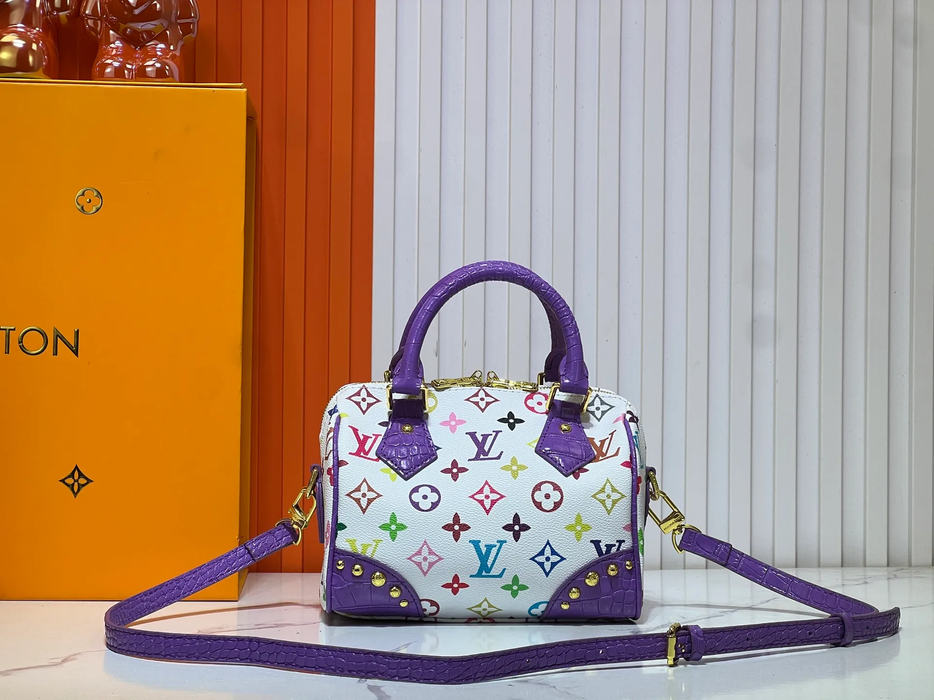 Batch 280💰Upgraded original crocodile pattern M13365 M58953 M46234 M46222 Speedy Bandoulière 20 handbag is made of soft coated canvas, and the full-length Monogram pattern is traced in colorful rainbow tones, highlighting the smart style of the Louis Vuitton x Murakami reissue series. The Toron handle and detachable shoulder strap are constructed of cow leather, the metal corners recall classic luggage elements, and the bow-shaped key bag and padlock add brand touches. Dimensions: 20.5 x 13.5 x 12.0 cm (length x height x width)